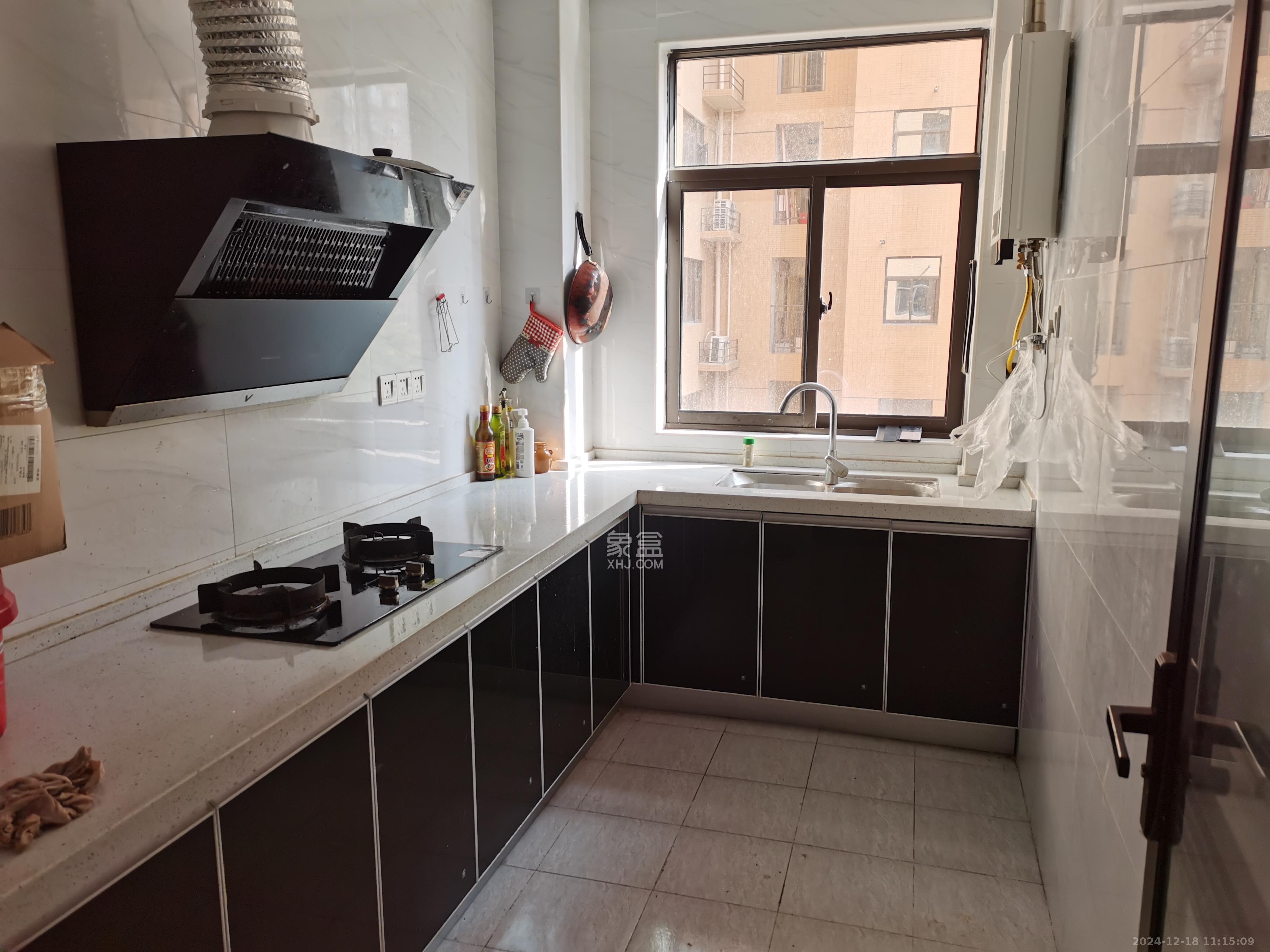 德润小区(丰升德润小区) 3室2厅2卫 2400.0元/月 德润小区(丰升德润小区) 3室2厅2卫 2400.0元/月室内图