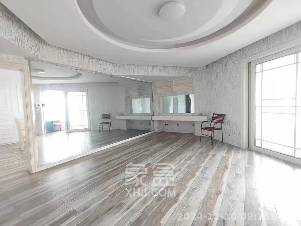 华夏佳园二期 1室2厅1卫 38.0万 华夏佳园二期 1室2厅1卫 38.0万客厅