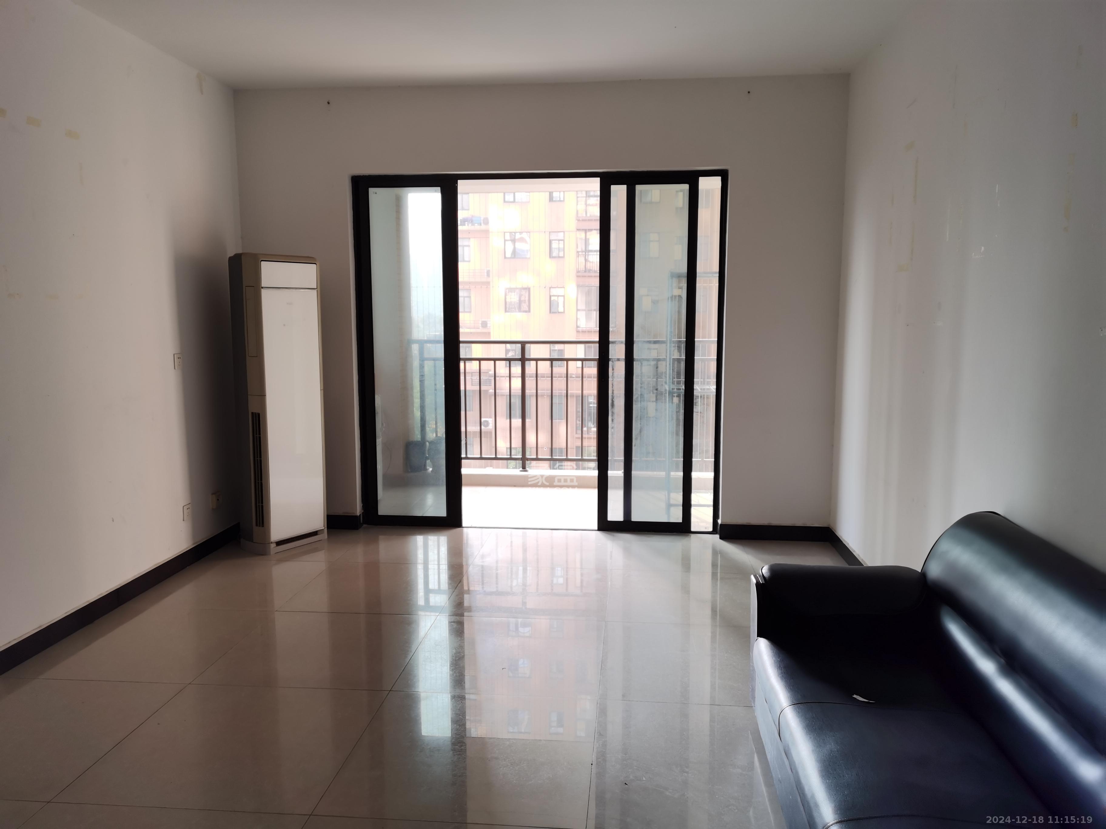 德润小区(丰升德润小区) 3室2厅2卫 2400.0元/月 德润小区(丰升德润小区) 3室2厅2卫 2400.0元/月室内图