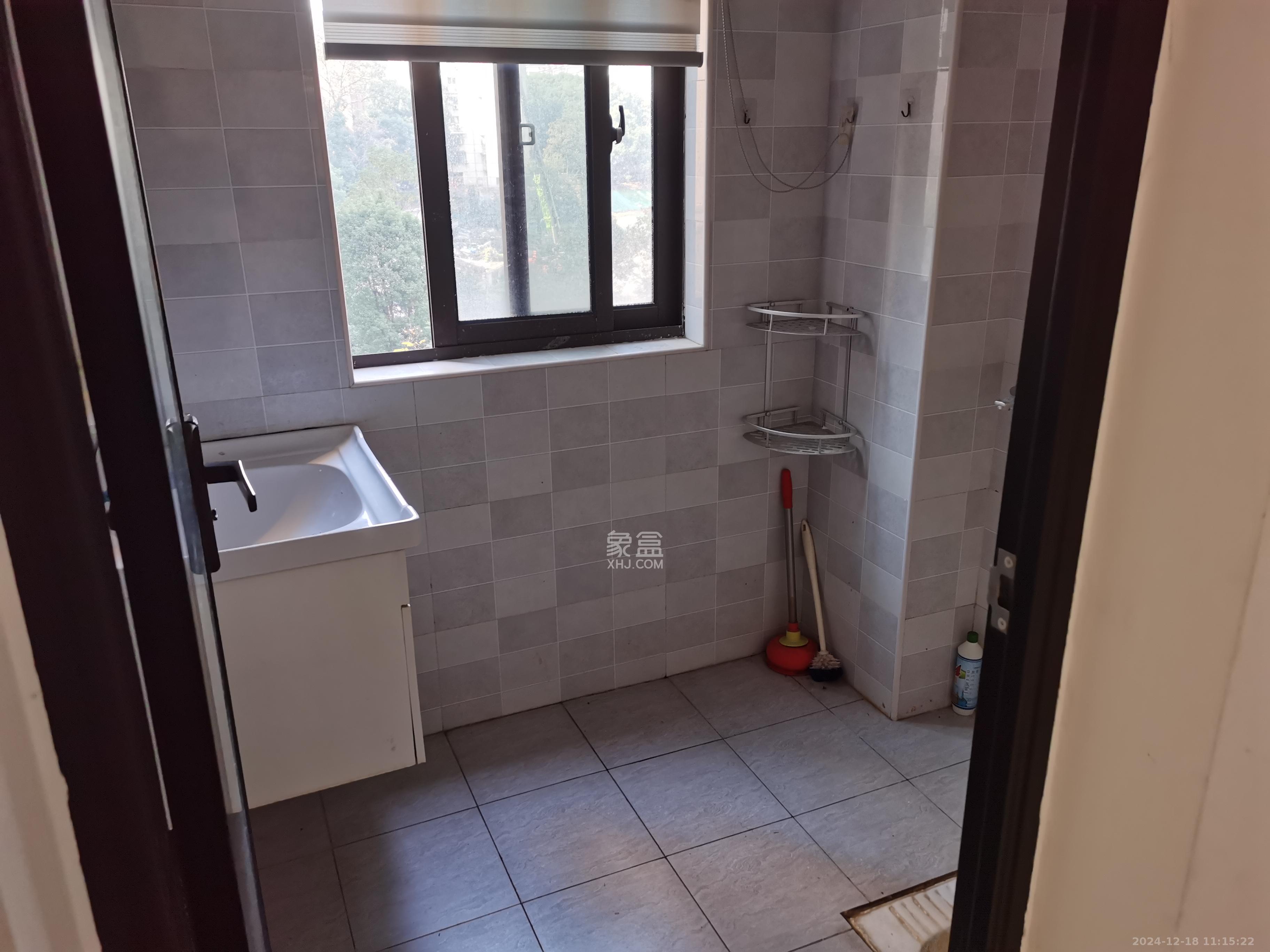 德润小区(丰升德润小区) 3室2厅2卫 2400.0元/月 德润小区(丰升德润小区) 3室2厅2卫 2400.0元/月室内图