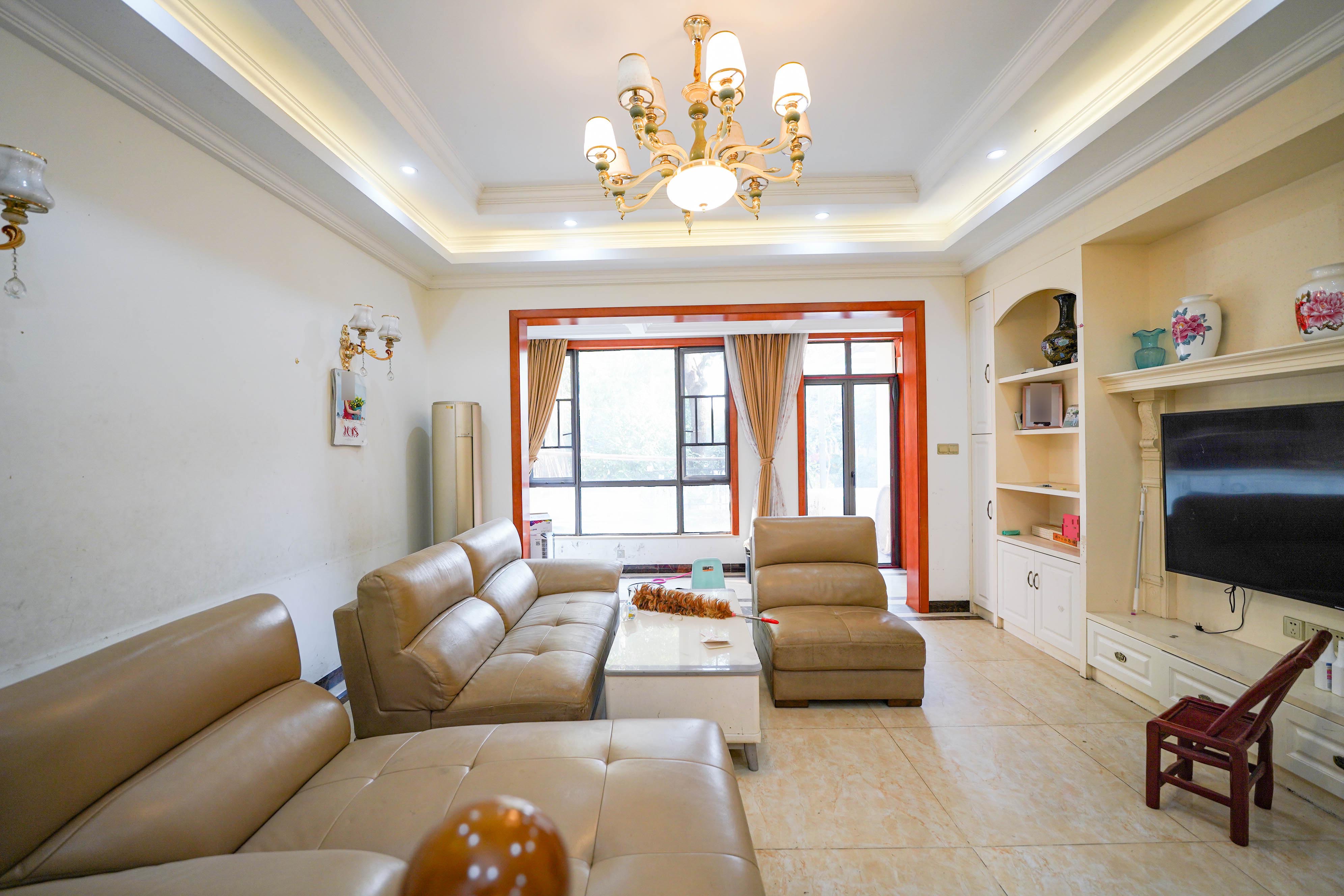 佳兆业水岸新都 4室2厅3卫 165.0万 佳兆业水岸新都 4室2厅3卫 165.0万客厅