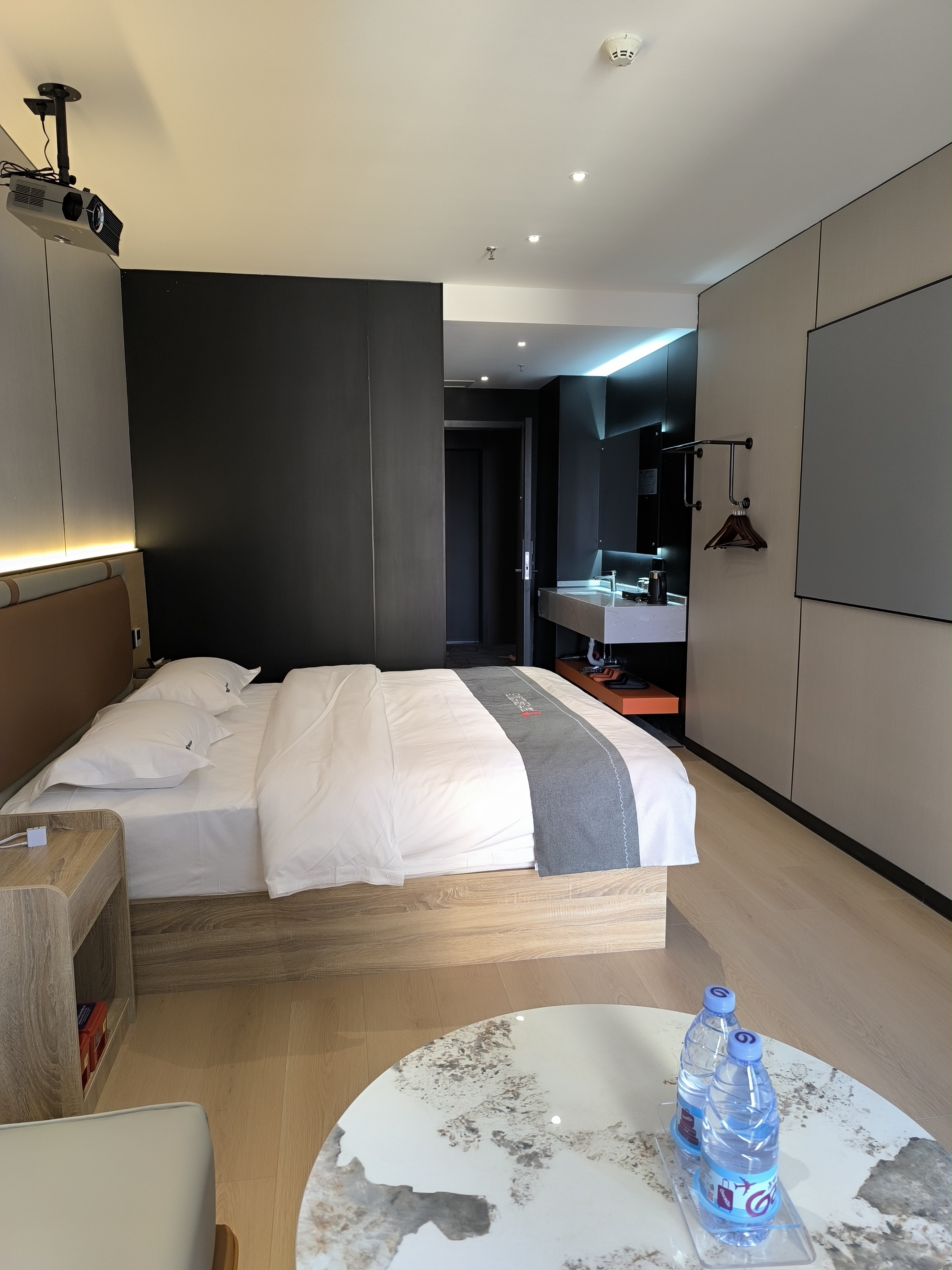 臻园  1室1厅1卫    3000.0元/月 臻园  1室1厅1卫    3000.0元/月