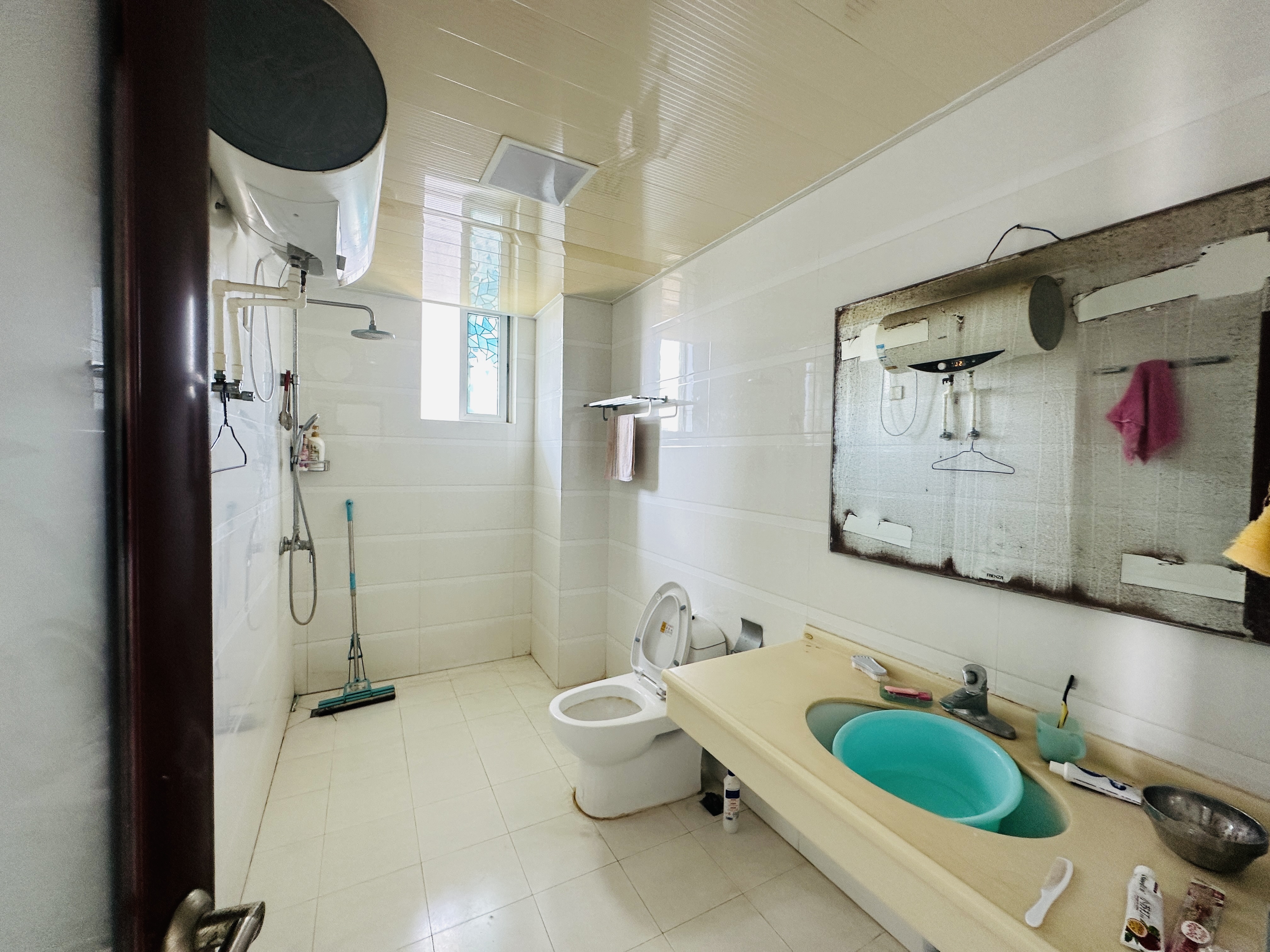 良缘雅苑 5室3厅2卫 265.0万 良缘雅苑 5室3厅2卫 265.0万卫生间