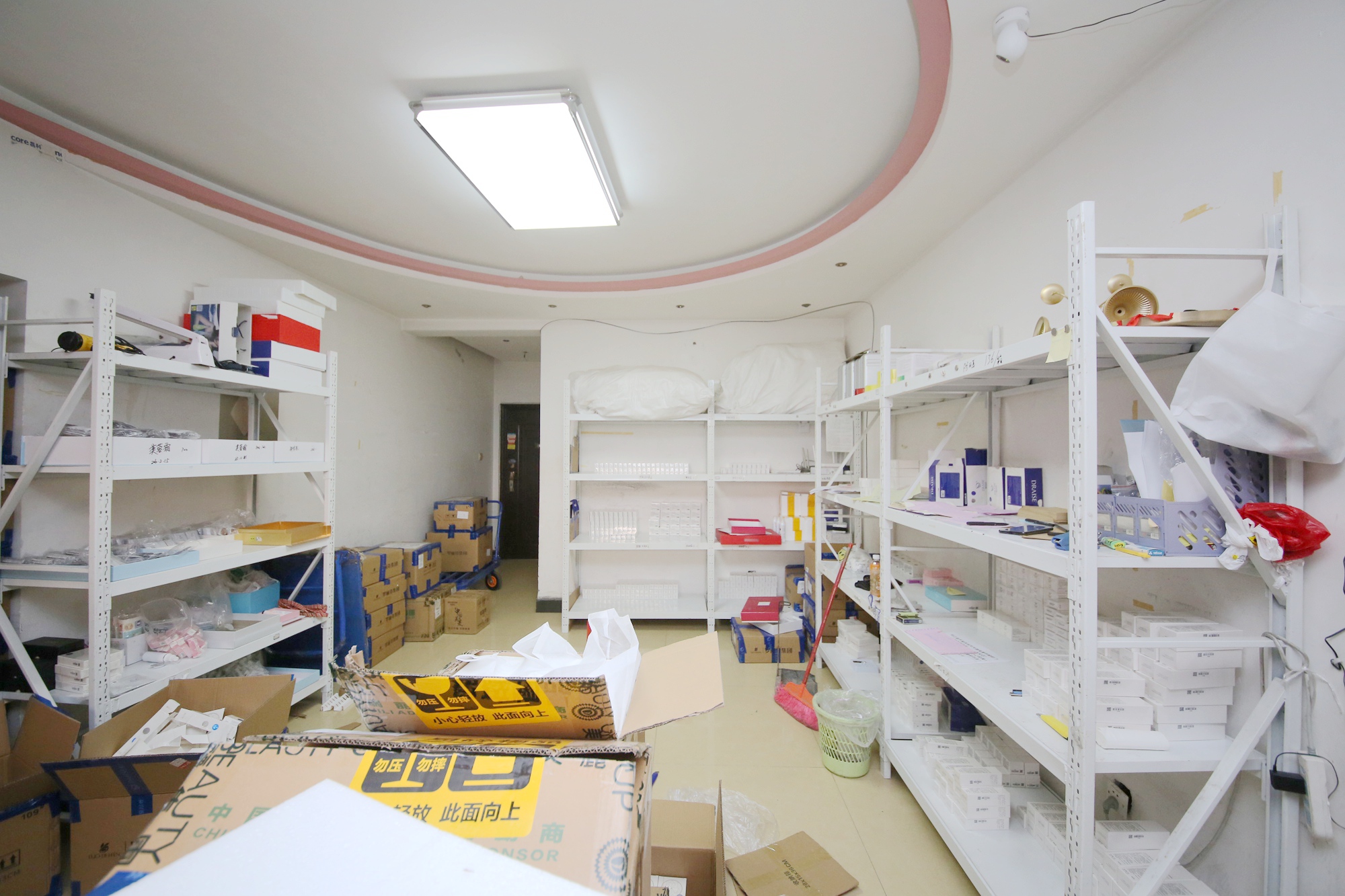 华瑞电子商厦（湖南科佳摄影城）  3室2厅2卫   125.00万客厅
