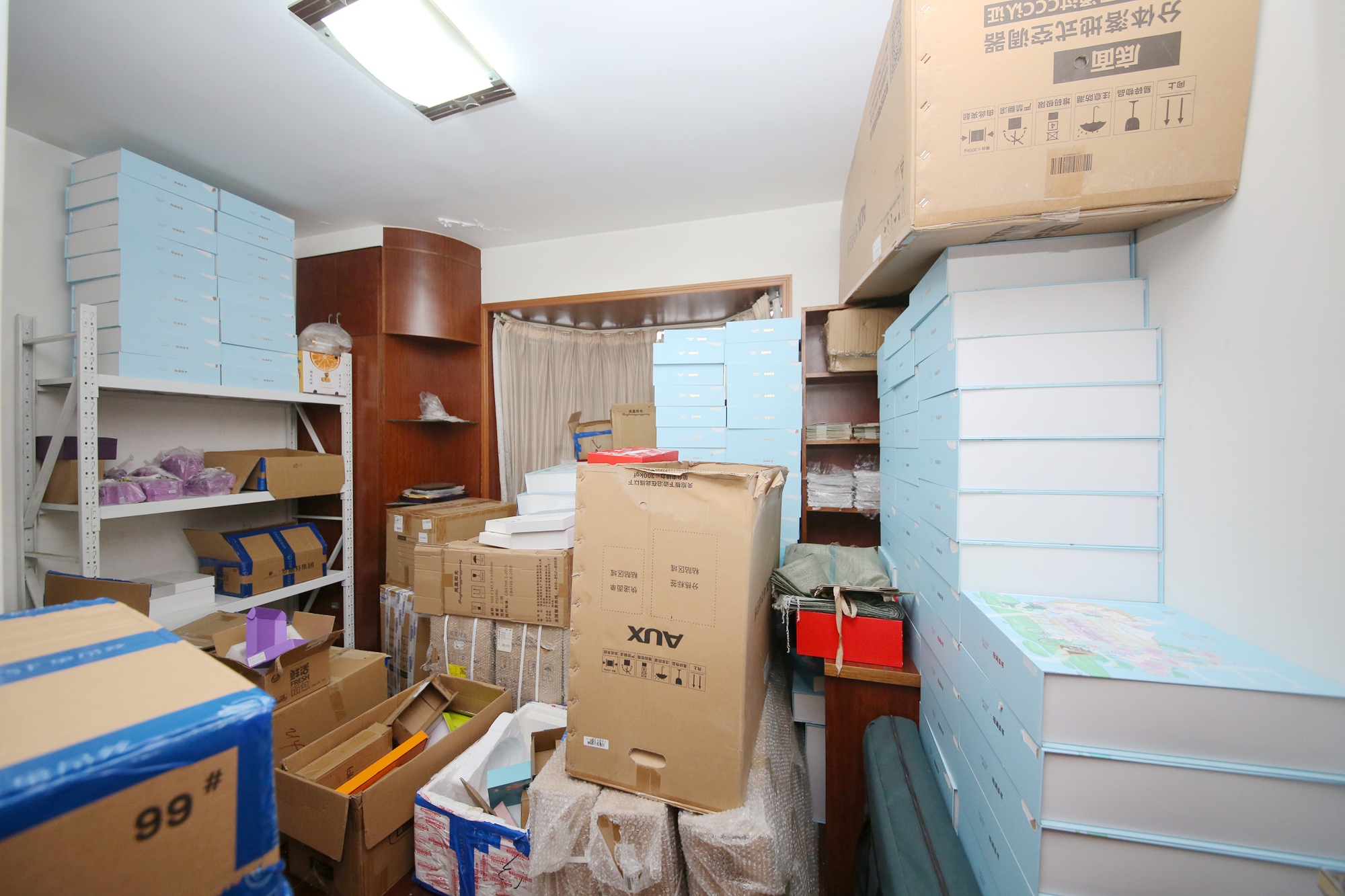 华瑞电子商厦（湖南科佳摄影城）  3室2厅2卫   125.00万卧室