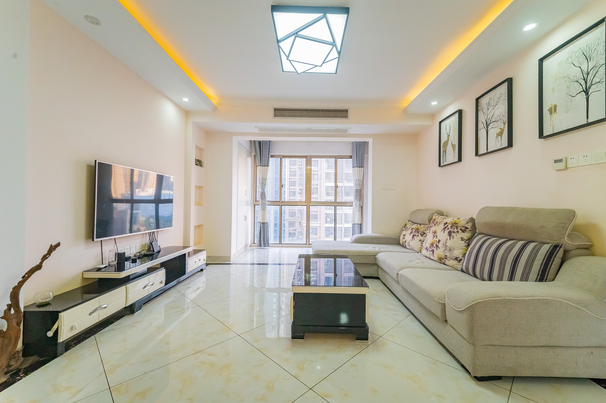 家和院  4室2厅2卫    93.8万 家和院  4室2厅2卫    93.8万客厅