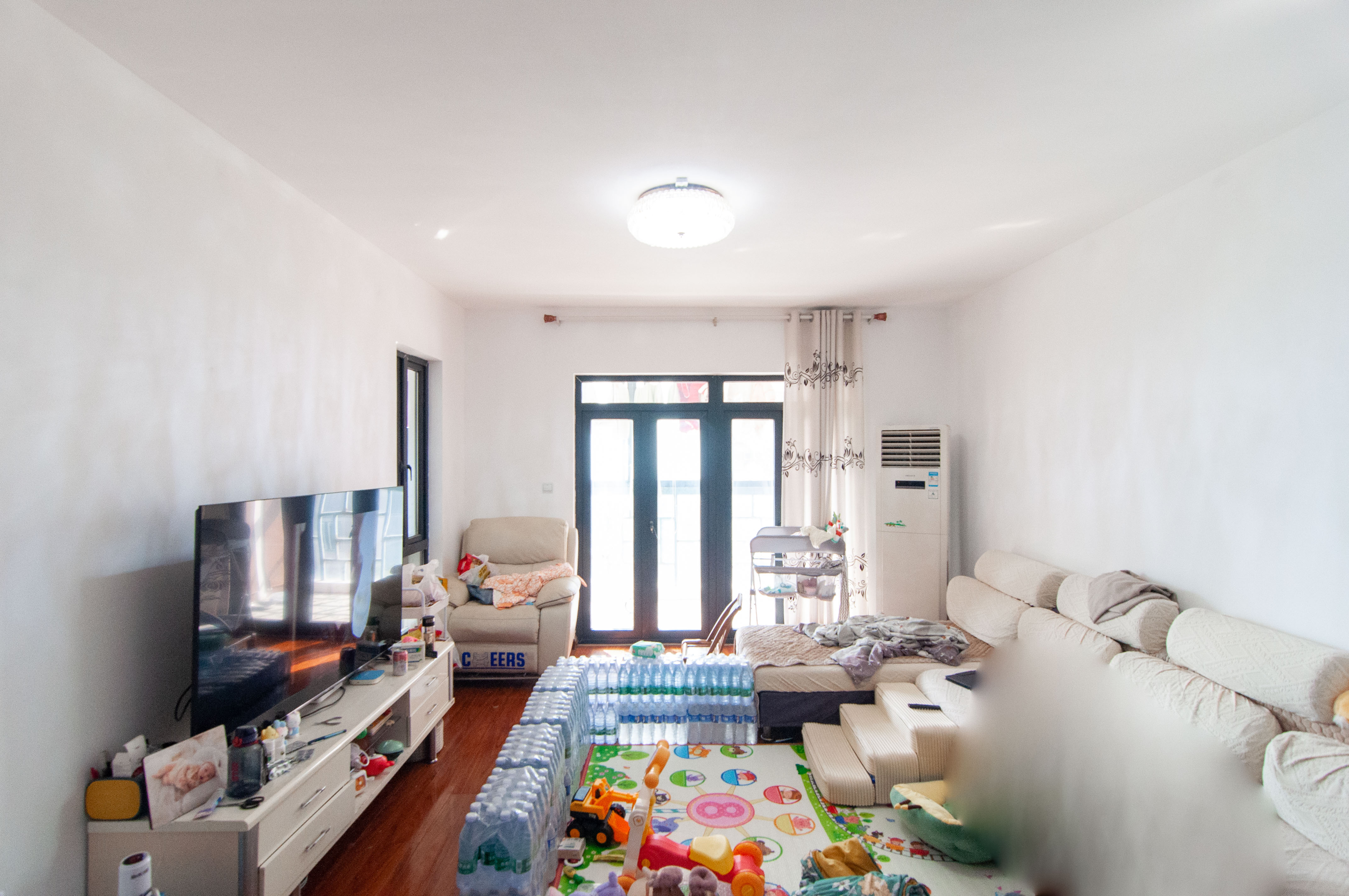 西子湖畔沃府 3室2厅2卫 118.0万 西子湖畔沃府 3室2厅2卫 118.0万客厅