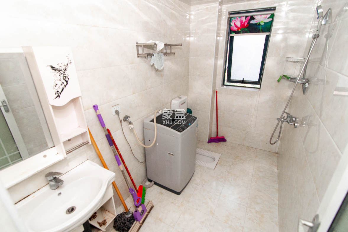 中建梅溪湖中心 4室2厅2卫 180.0万 中建梅溪湖中心 4室2厅2卫 180.0万卫生间