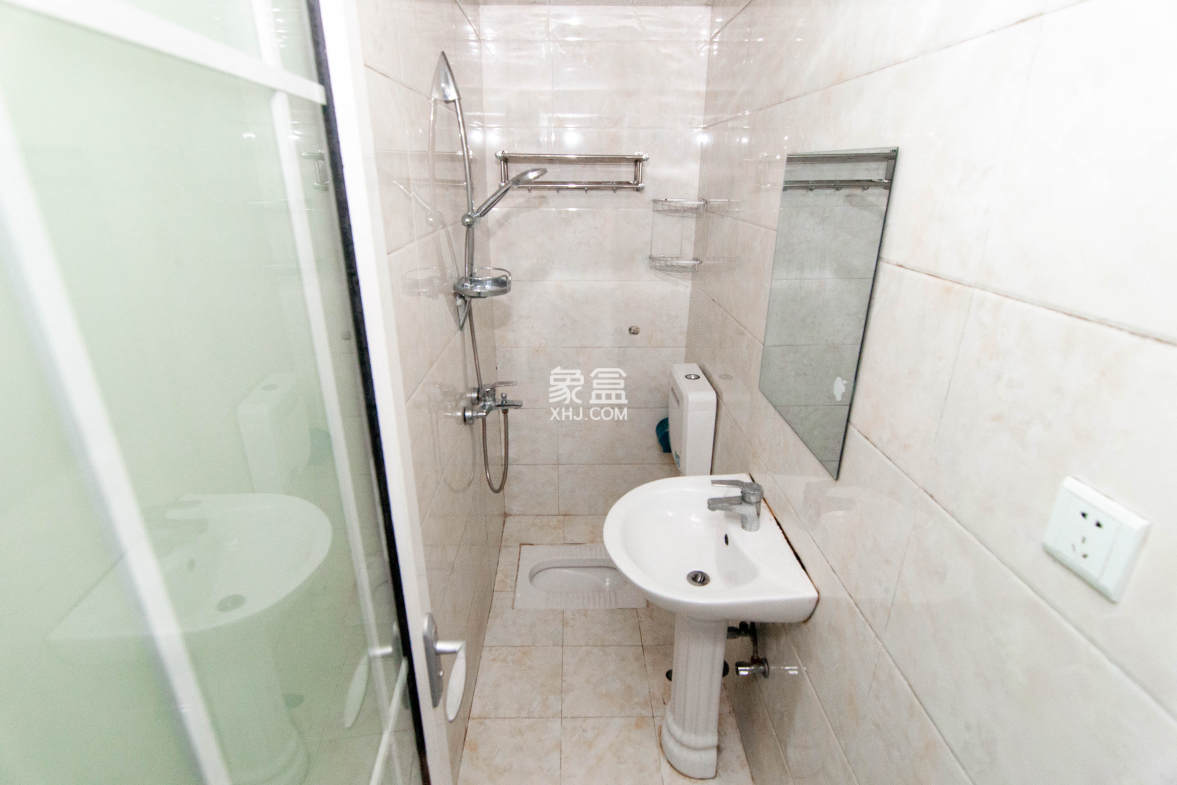 中建梅溪湖中心 4室2厅2卫 180.0万 中建梅溪湖中心 4室2厅2卫 180.0万卫生间