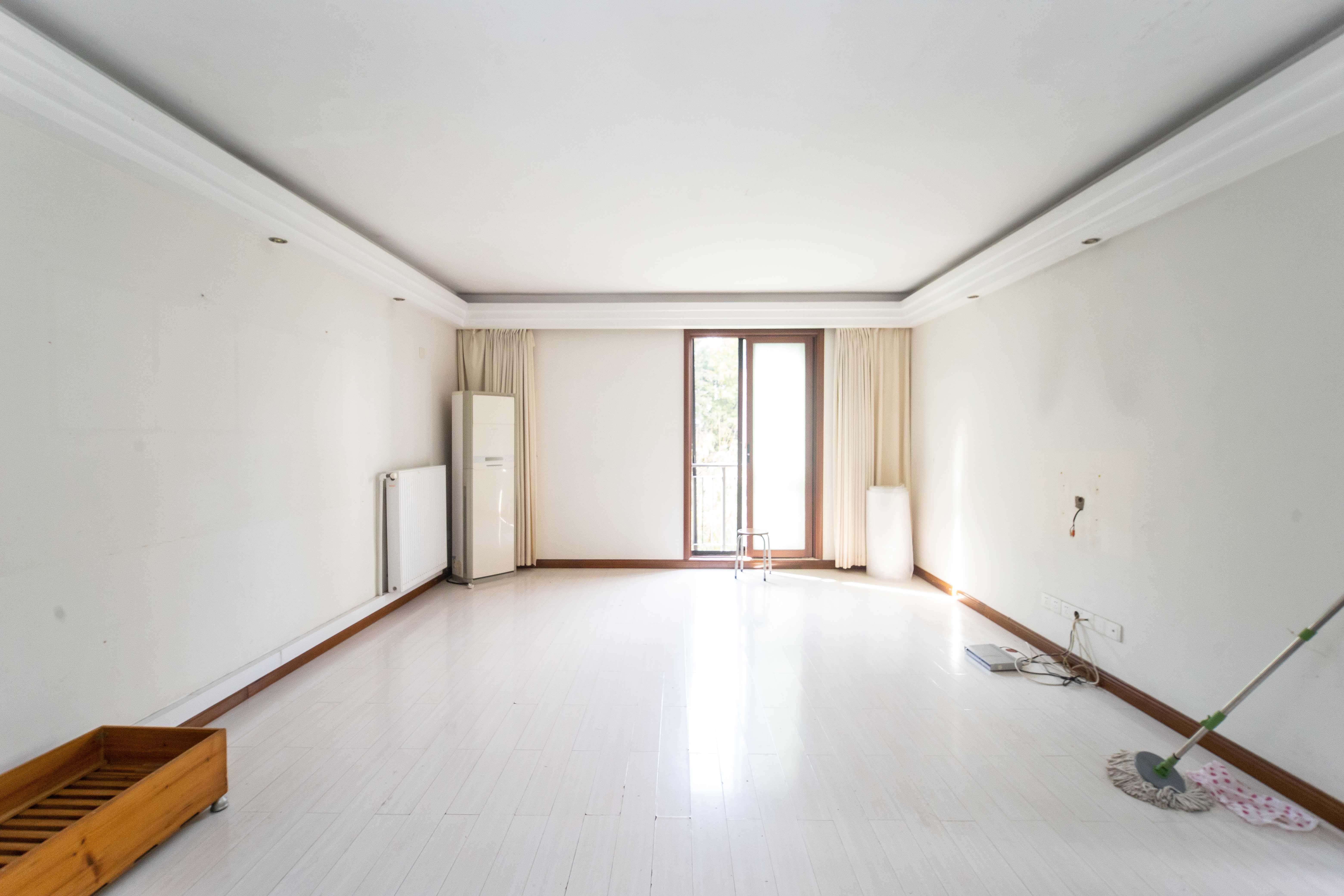 西街花园  3室2厅2卫    134.5万 西街花园  3室2厅2卫    134.5万客厅