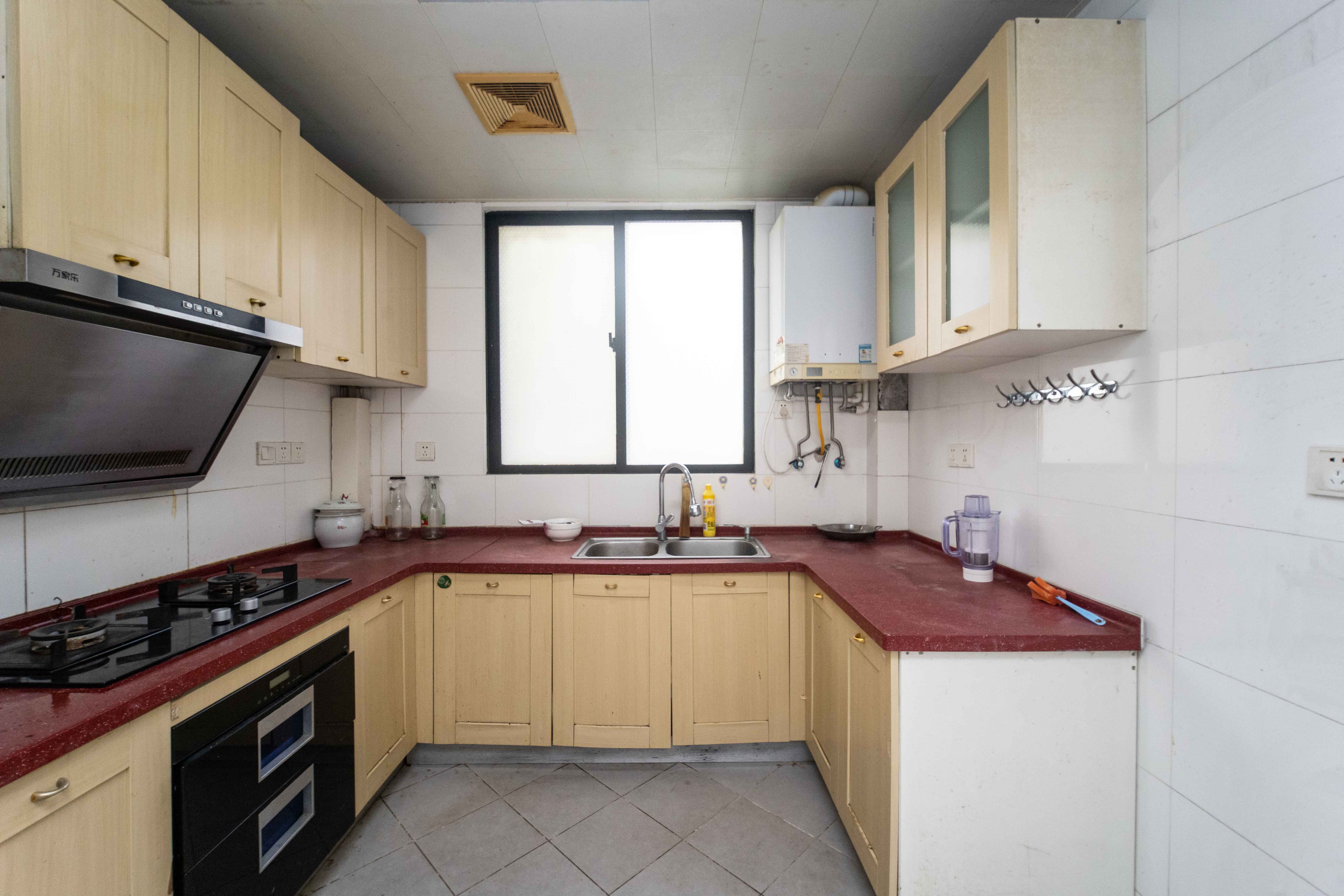 西街花园  3室2厅2卫    134.5万 西街花园  3室2厅2卫    134.5万厨房