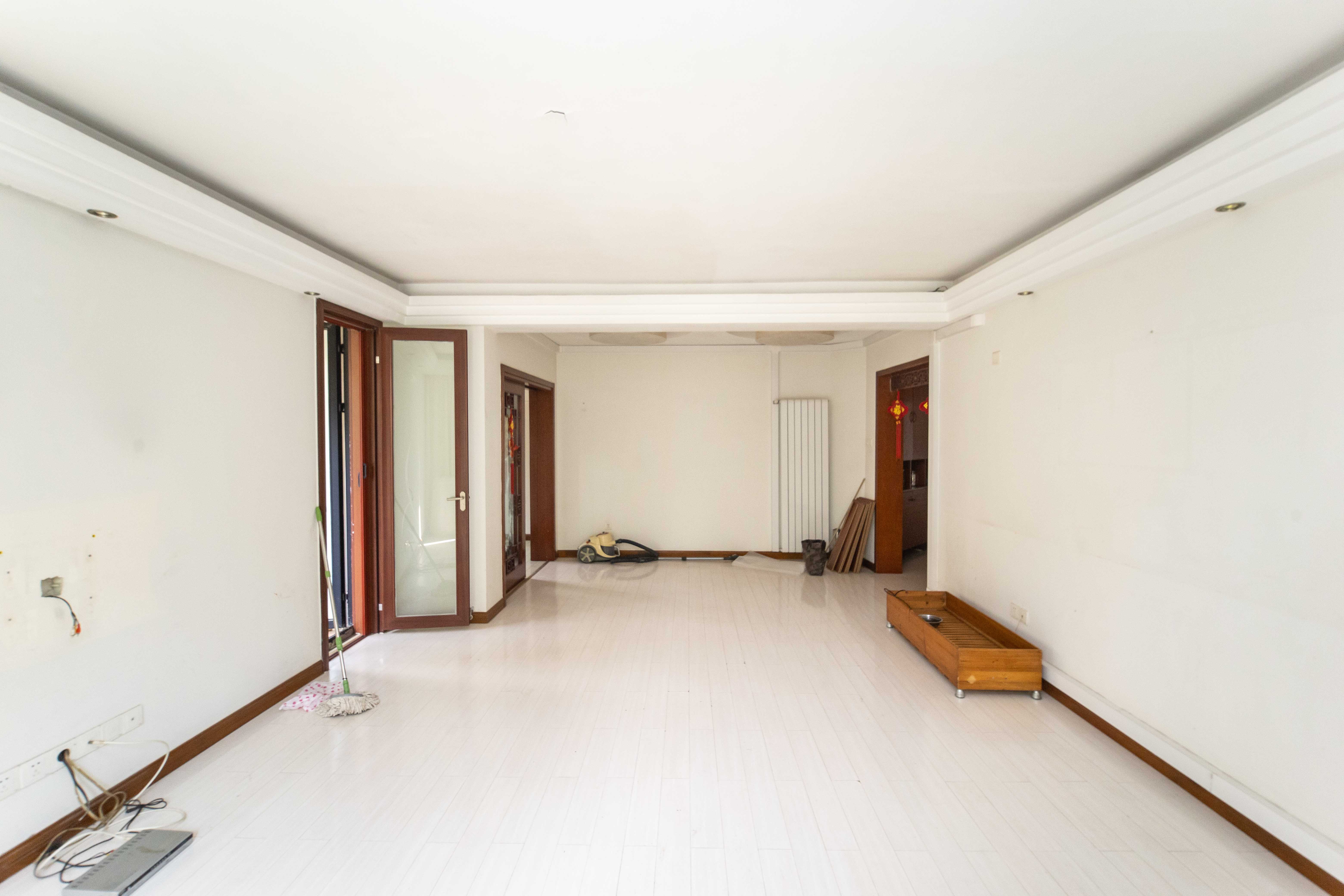 西街花园  3室2厅2卫    134.5万 西街花园  3室2厅2卫    134.5万客厅