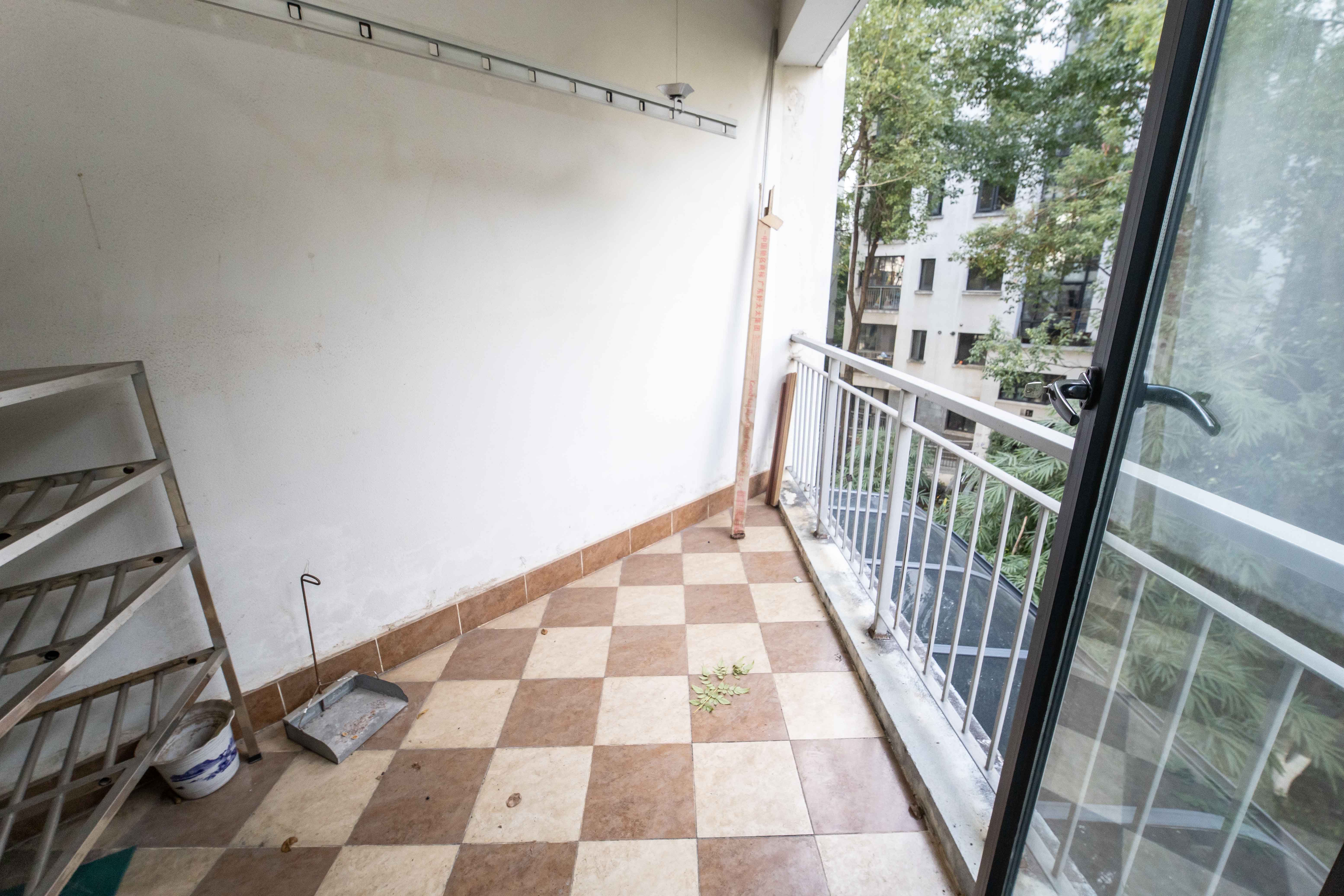 西街花园  3室2厅2卫    134.5万 西街花园  3室2厅2卫    134.5万阳台