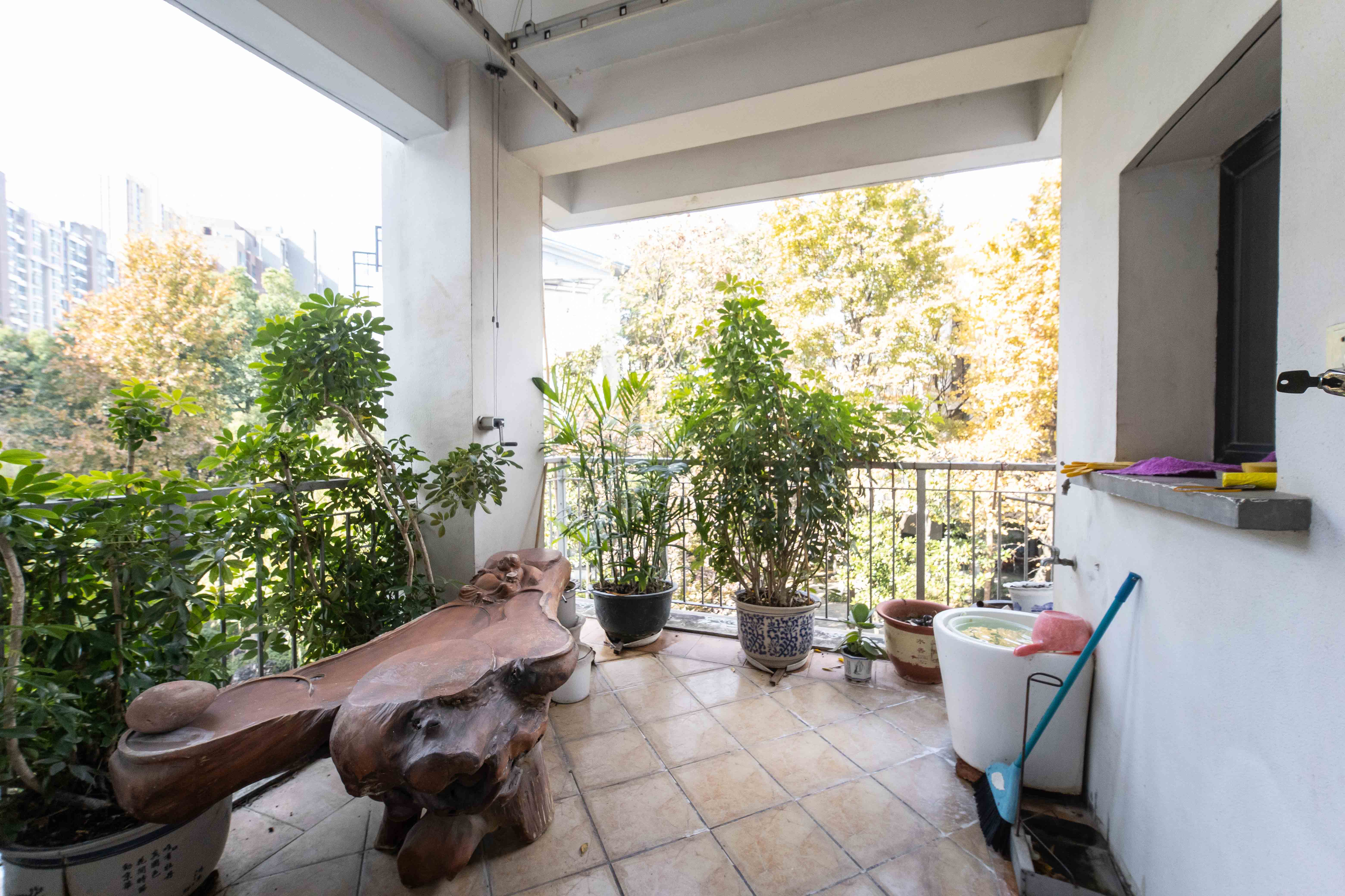 西街花园  3室2厅2卫    134.5万 西街花园  3室2厅2卫    134.5万阳台