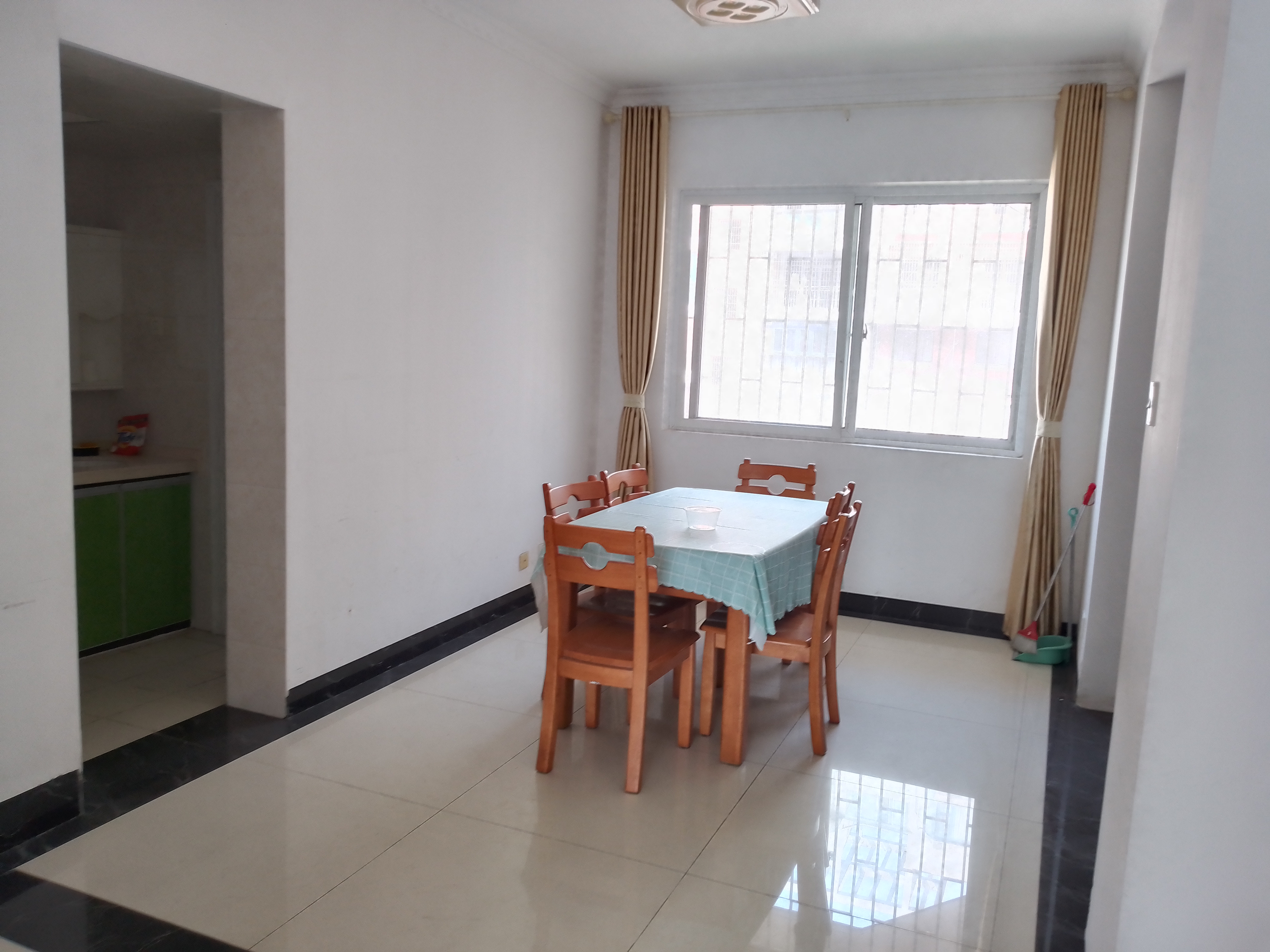 友谊嘉园  4室2厅2卫    3000.0元/月 友谊嘉园  4室2厅2卫    3000.0元/月室内图