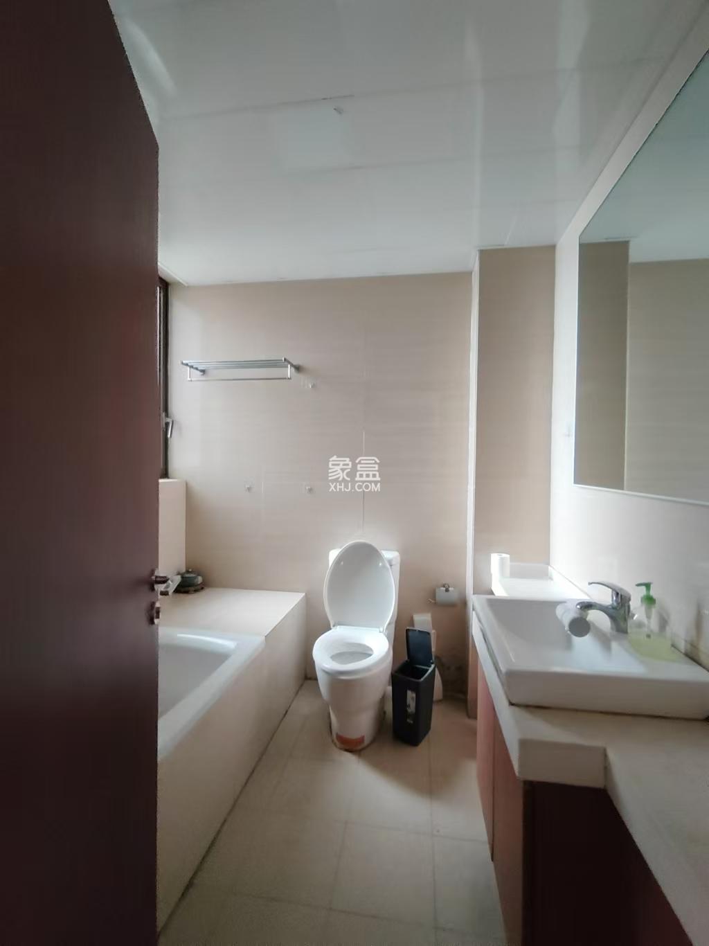 绿地公馆(绿地名邸) 3室2厅2卫 2700.0元/月 绿地公馆(绿地名邸) 3室2厅2卫 2700.0元/月室内图