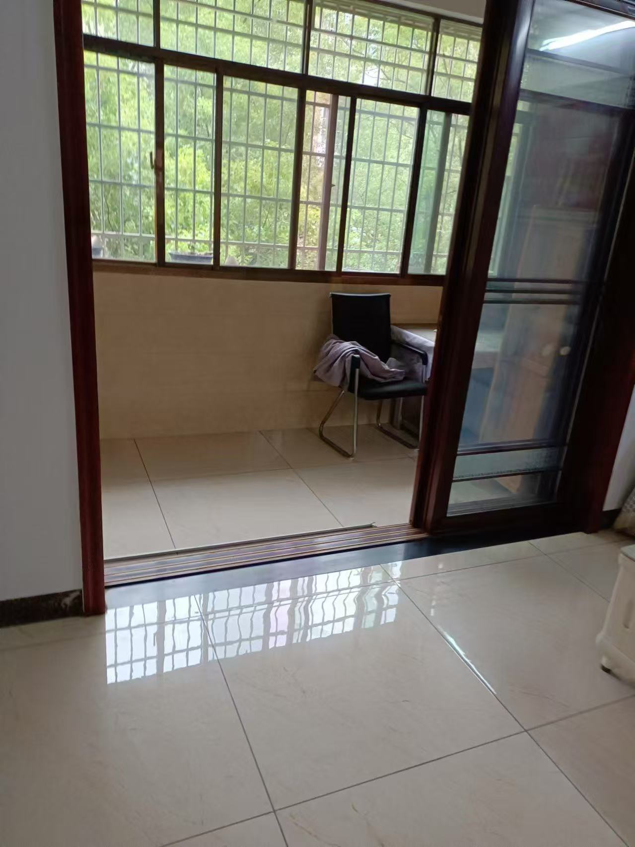 康复医院家属楼  2室1厅1卫    650.0元/月 康复医院家属楼  2室1厅1卫    650.0元/月室内图