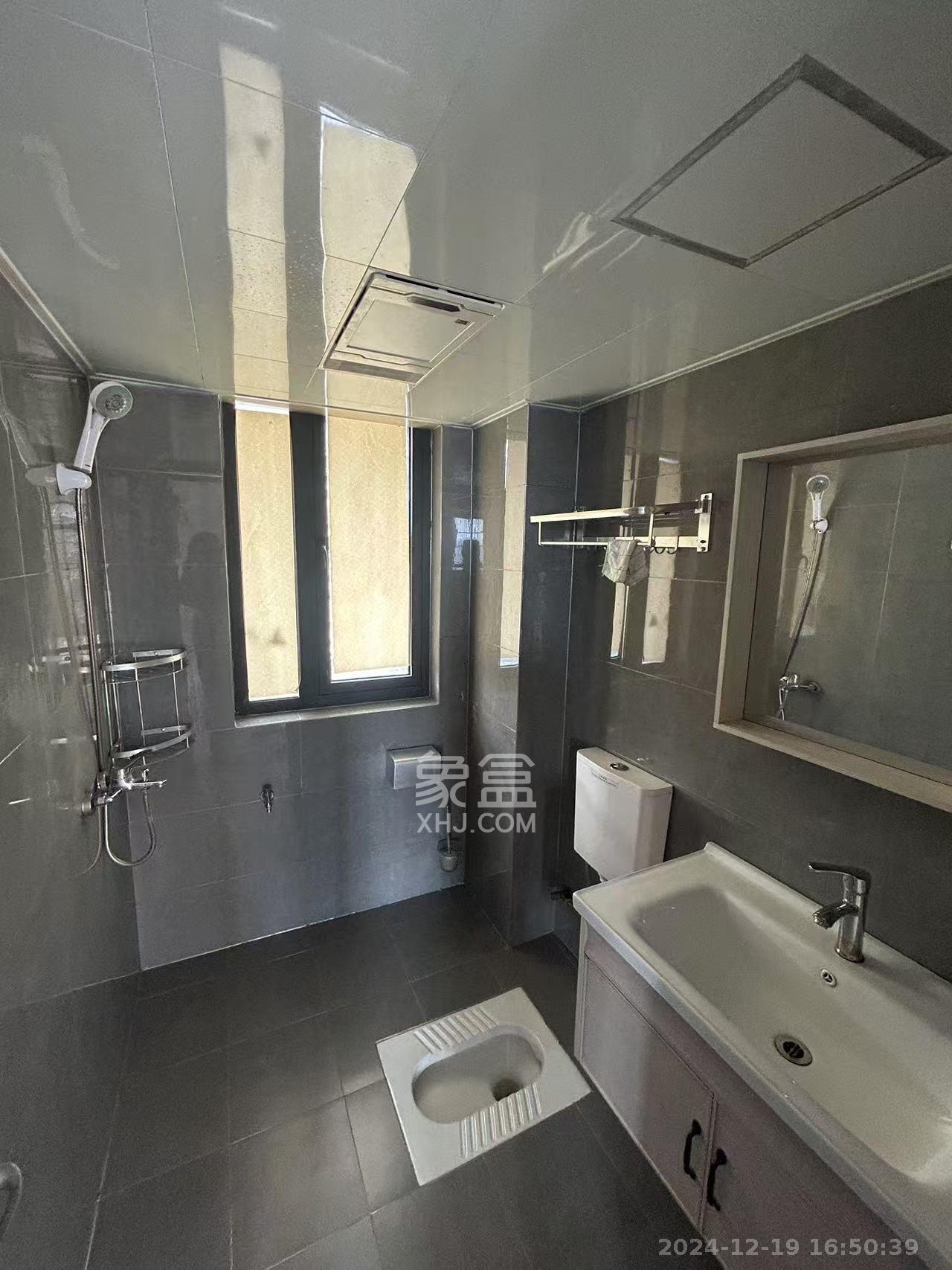 华龙家园(和泰家园) 3室2厅1卫 1900.0元/月 华龙家园(和泰家园) 3室2厅1卫 1900.0元/月室内图