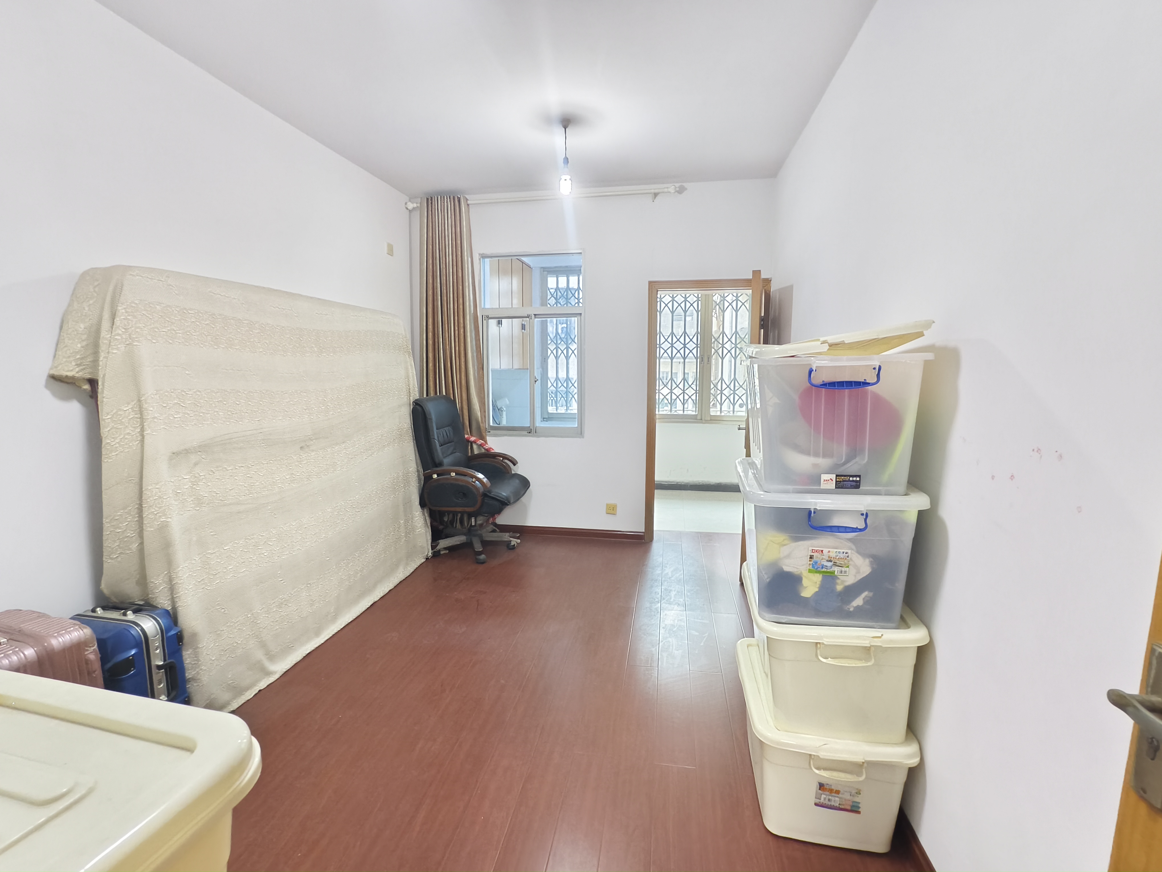 市商业局家属楼  3室2厅2卫    49.8万客厅