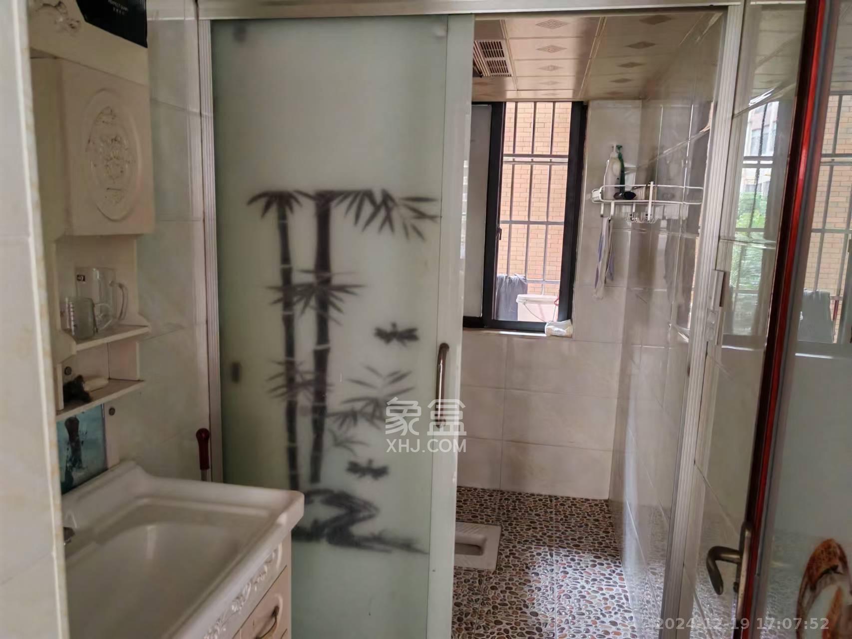 华龙家园(和泰家园) 3室2厅2卫 2300.0元/月 华龙家园(和泰家园) 3室2厅2卫 2300.0元/月室内图