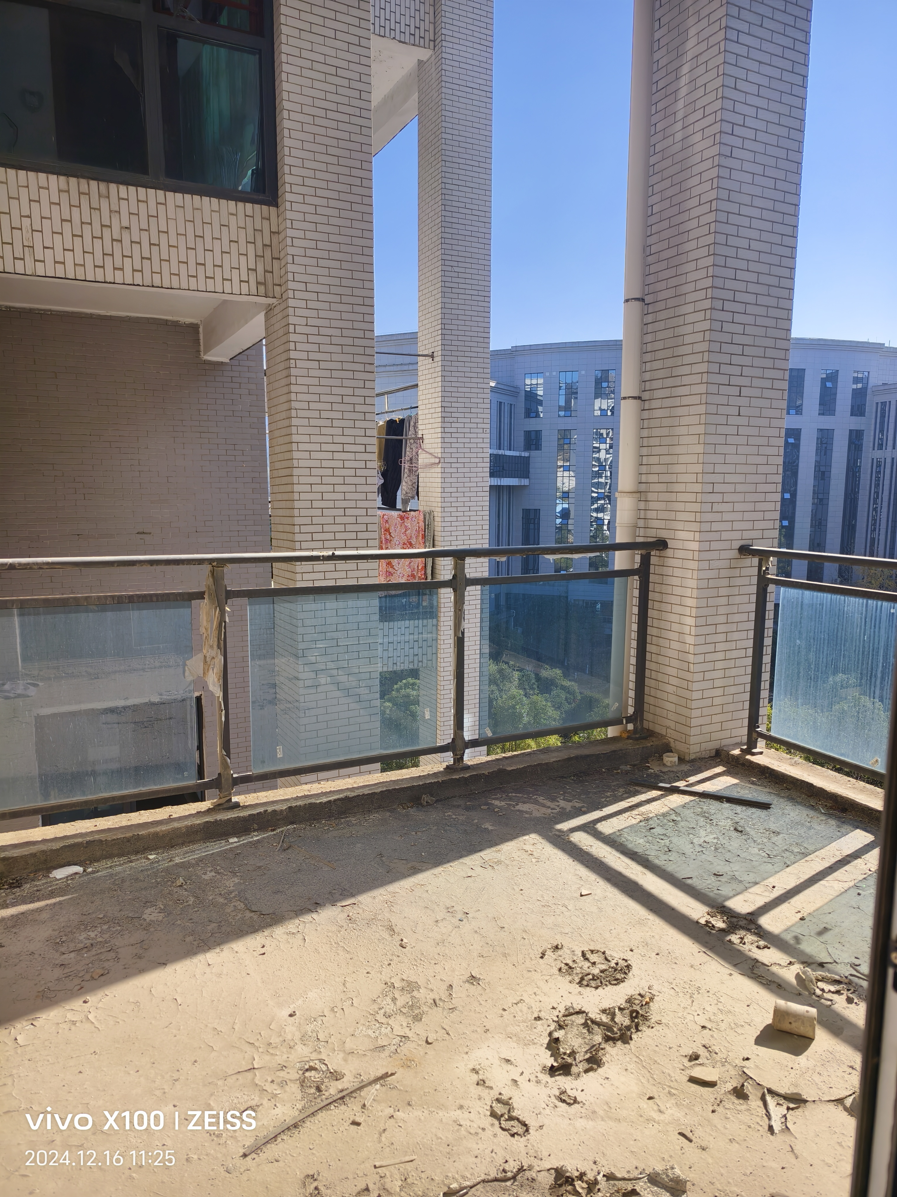 新烟草局单位房(城南) 4室2厅2卫 108.0万 新烟草局单位房(城南) 4室2厅2卫 108.0万客厅