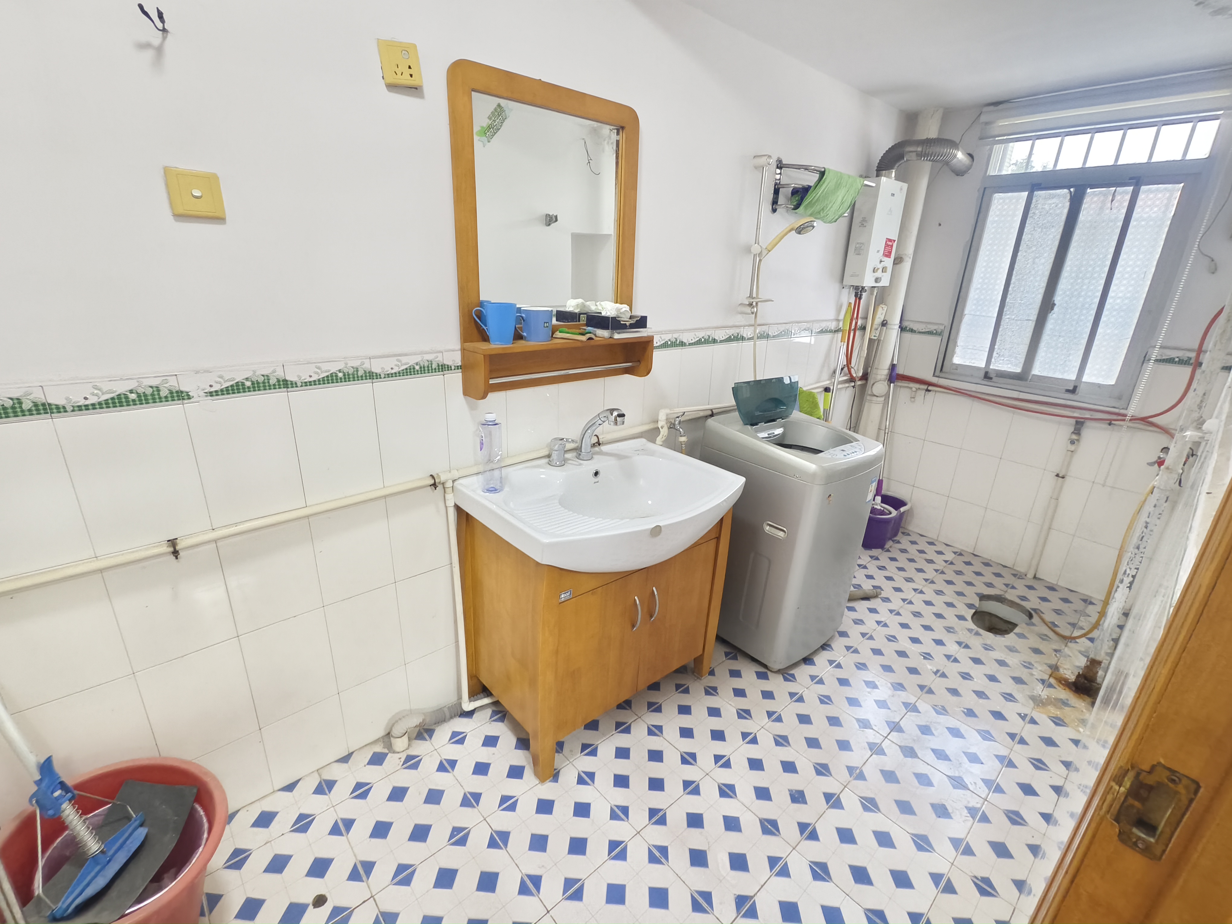 市商业局家属楼  3室2厅2卫    49.8万客厅