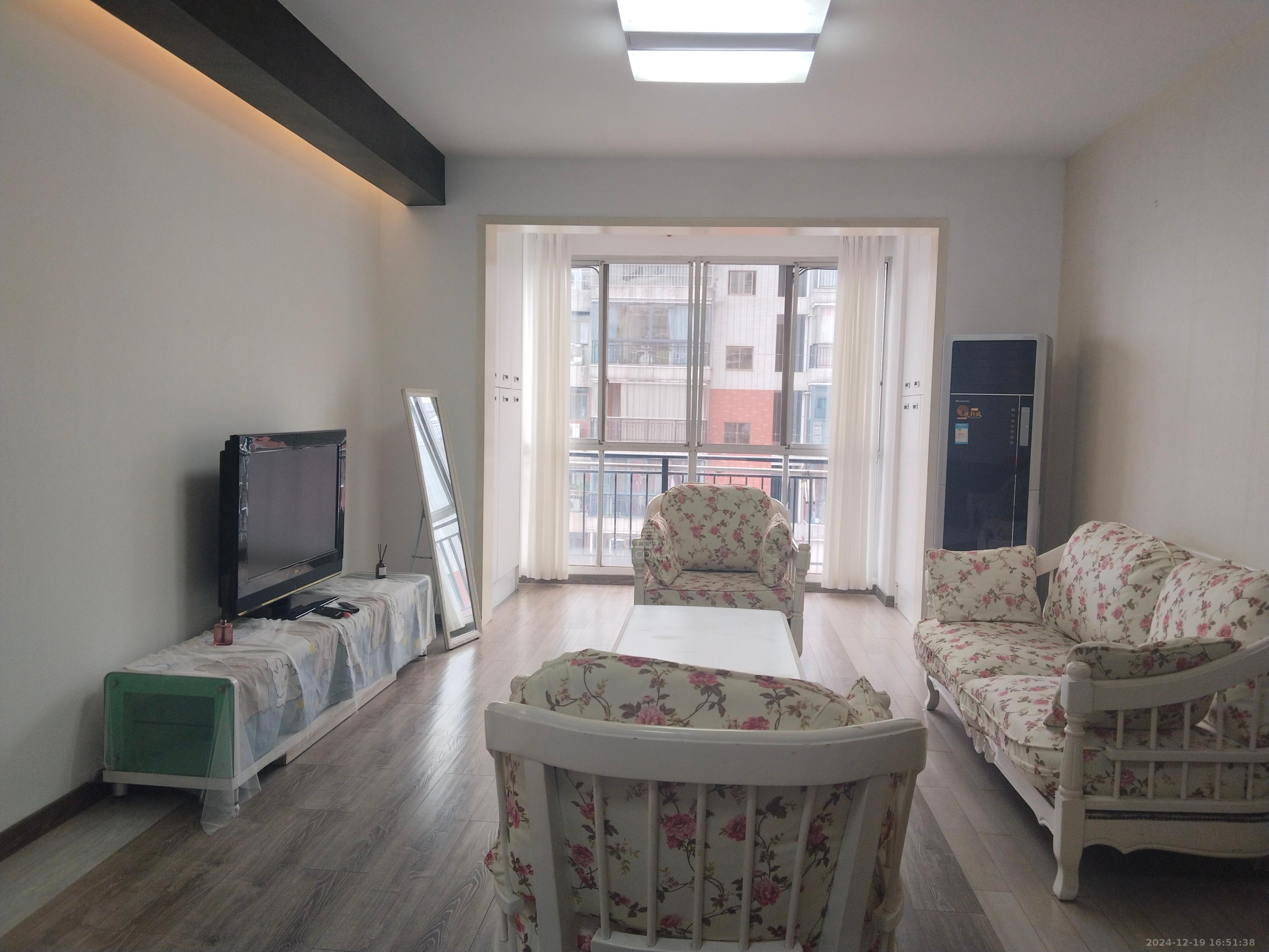 庐山恋 2室2厅1卫 1800.0元/月 庐山恋 2室2厅1卫 1800.0元/月室内图