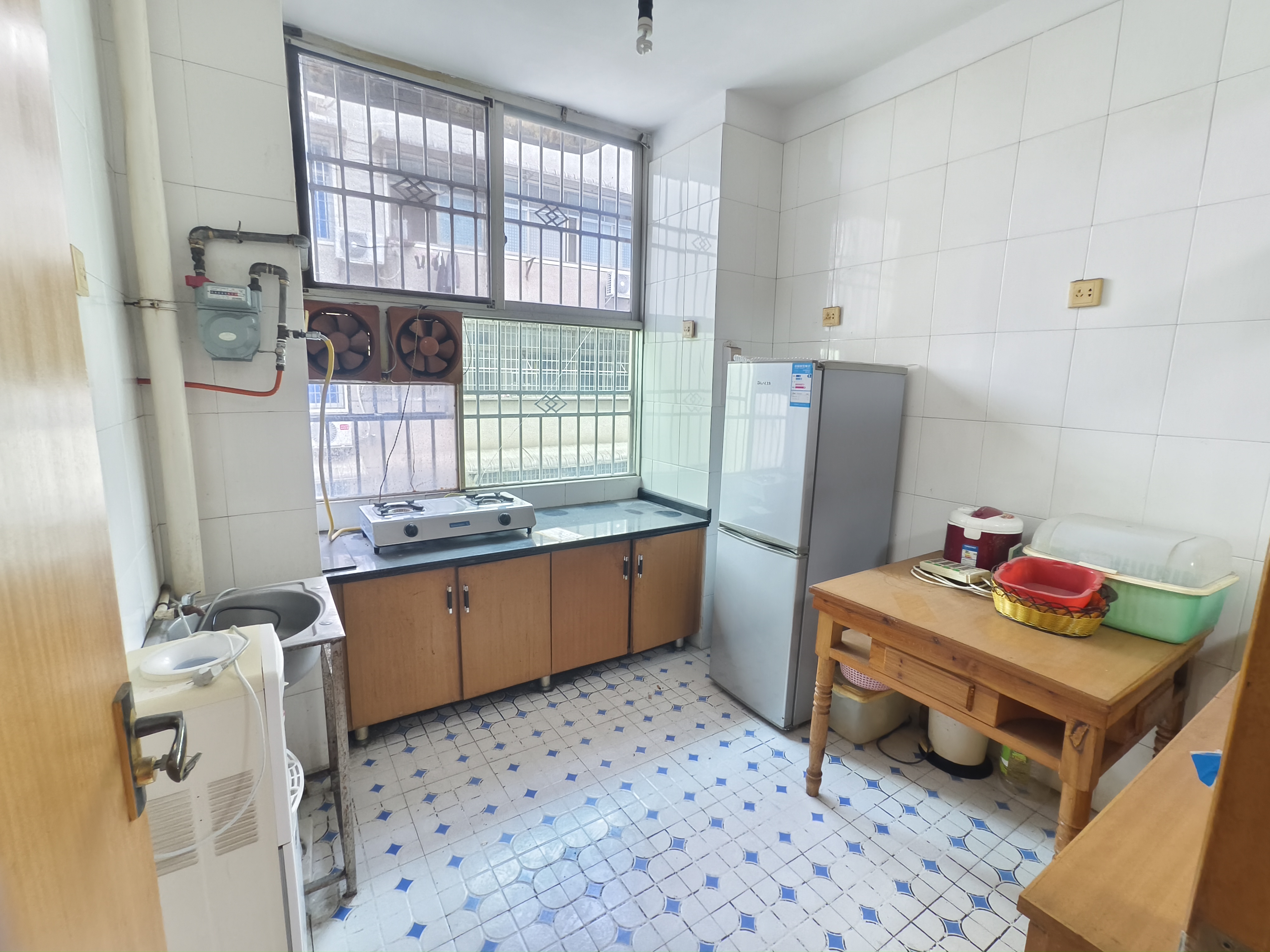 市商业局家属楼  3室2厅2卫    49.8万客厅