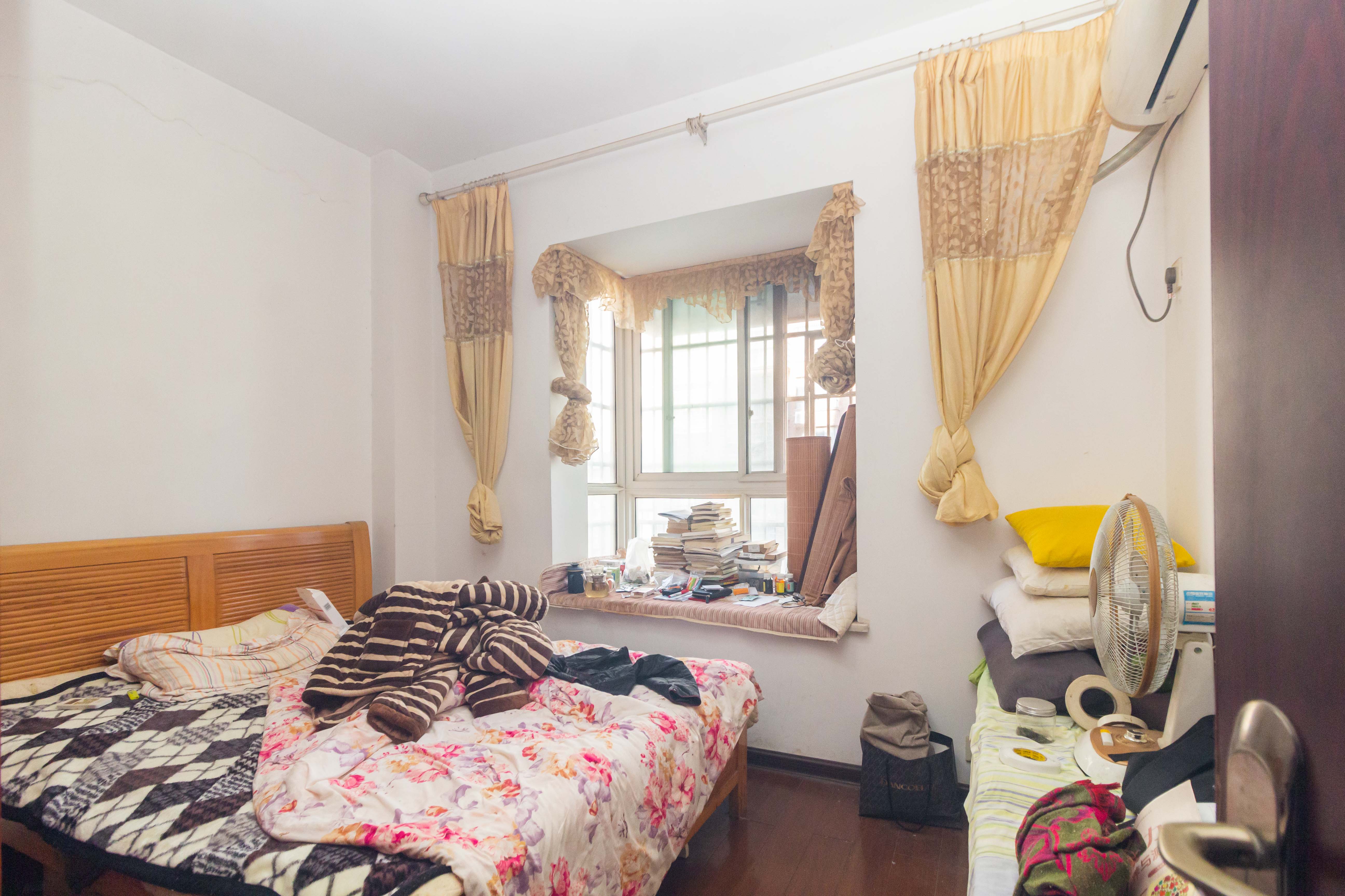 东城名苑 3室2厅2卫 61.8万 东城名苑 3室2厅2卫 61.8万卧室