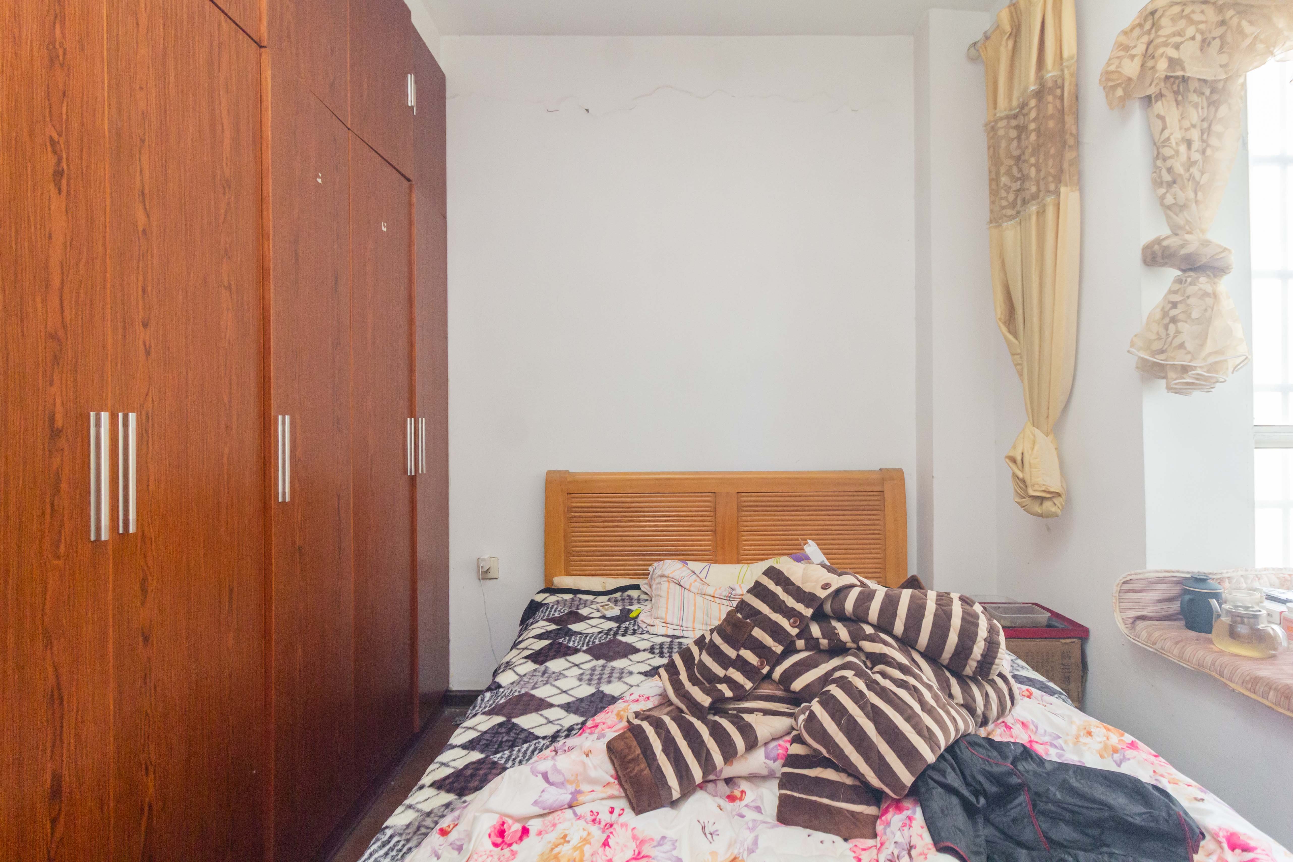 东城名苑 3室2厅2卫 61.8万 东城名苑 3室2厅2卫 61.8万卧室