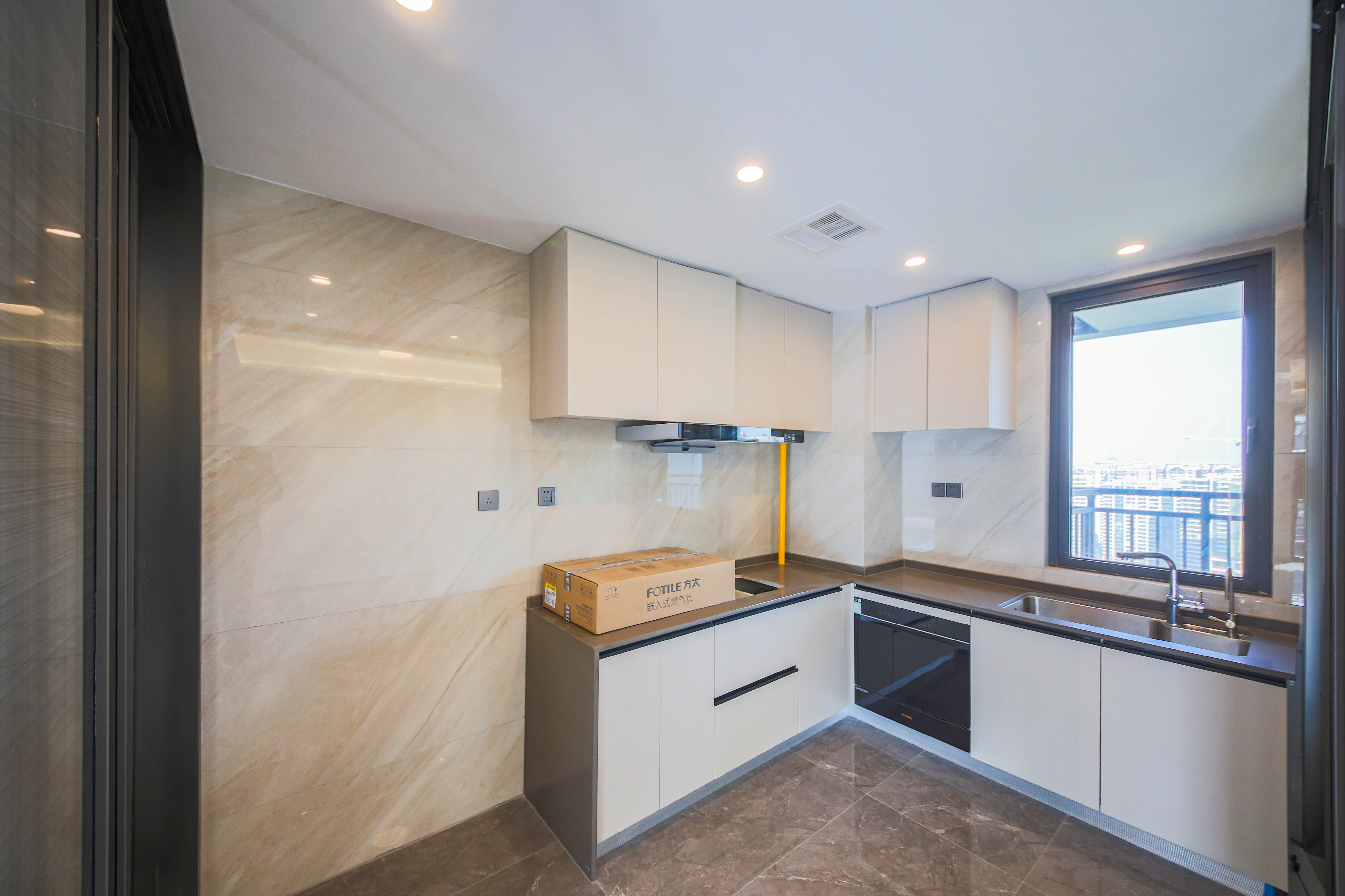 龙湖春江天曜二期 4室2厅3卫 298.0万 龙湖春江天曜二期 4室2厅3卫 298.0万厨房