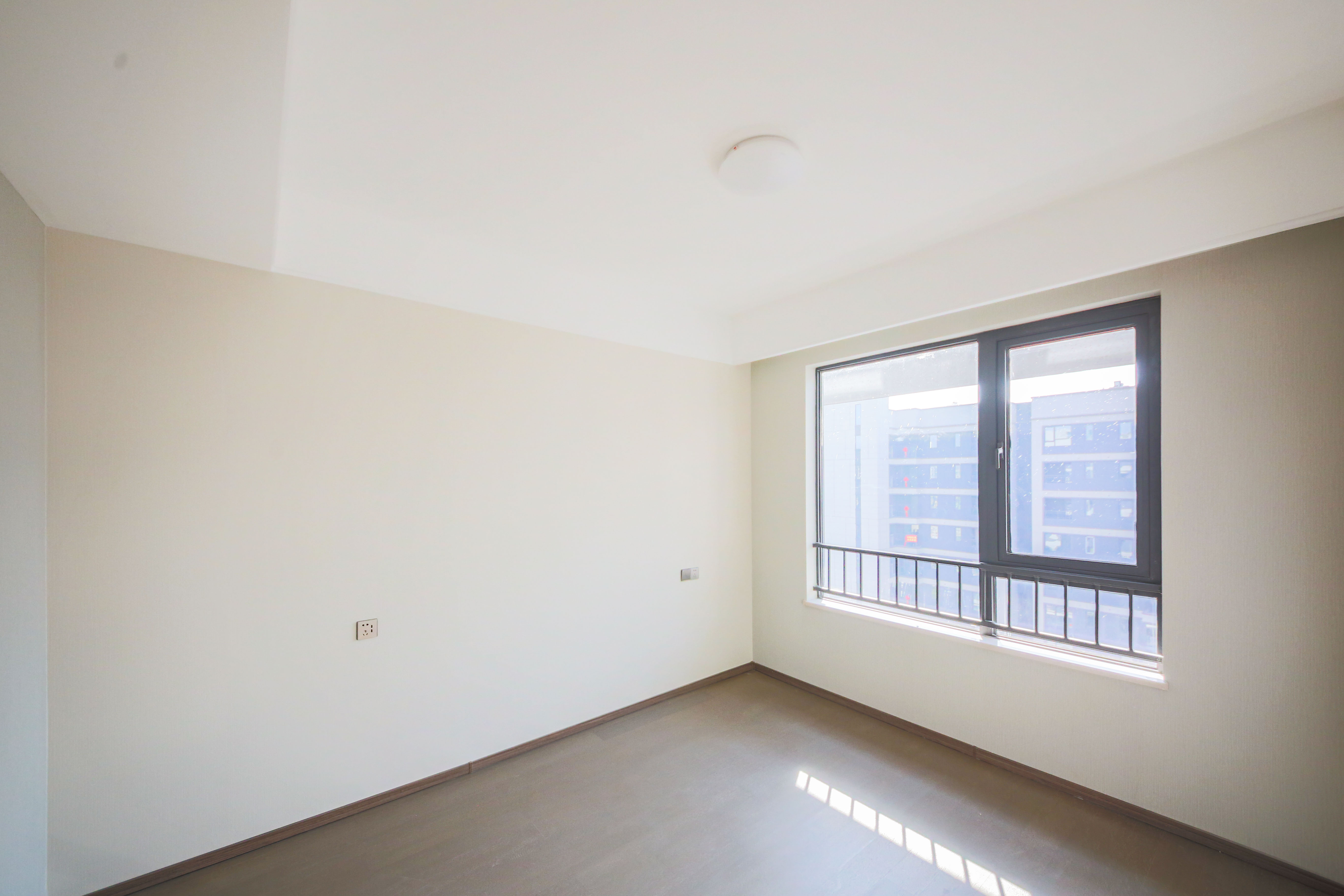 龙湖春江天曜二期 4室2厅3卫 298.0万 龙湖春江天曜二期 4室2厅3卫 298.0万卧室