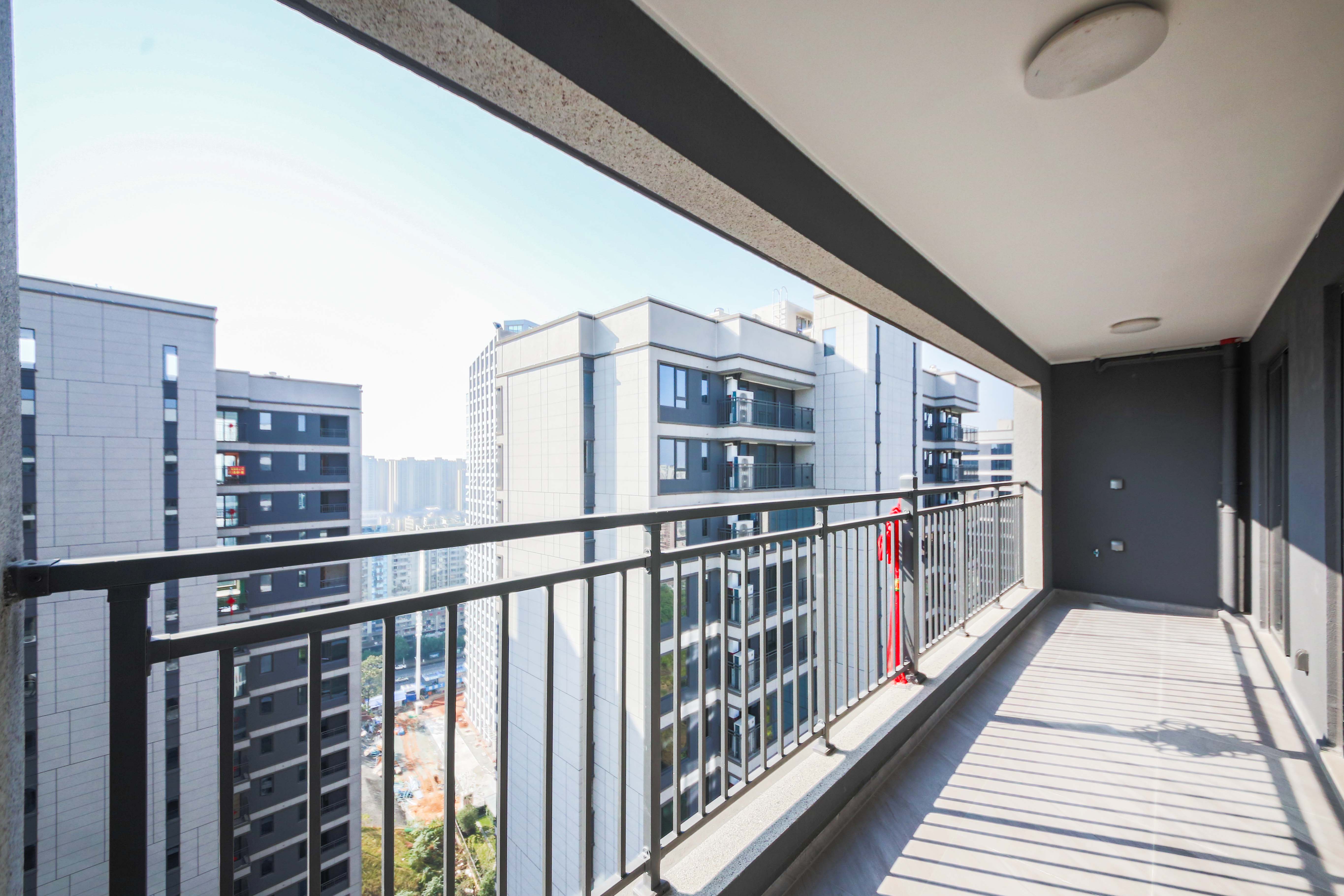 龙湖春江天曜二期 4室2厅3卫 298.0万 龙湖春江天曜二期 4室2厅3卫 298.0万阳台