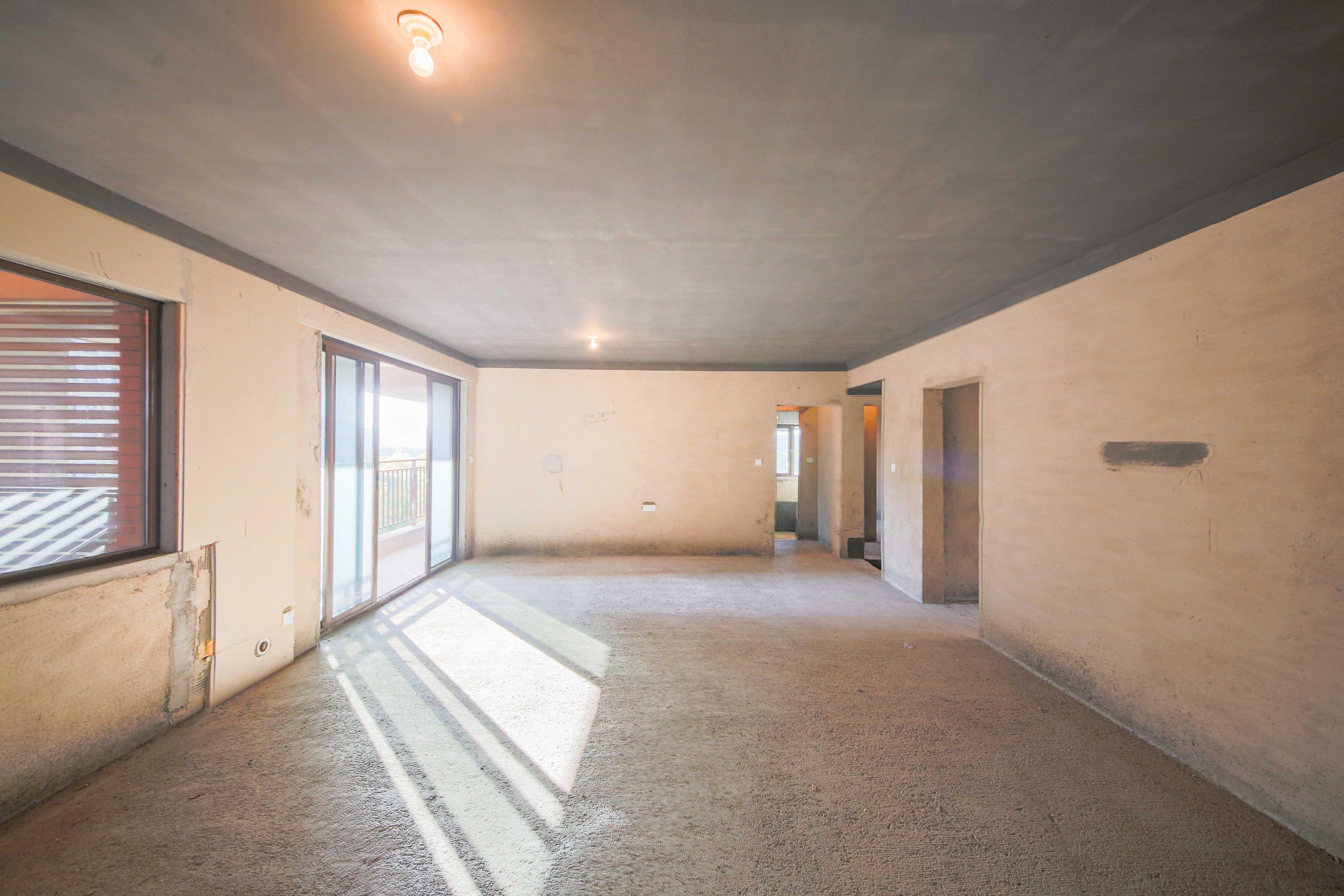 香缇雅苑(鑫远翡丽郡二期) 4室2厅2卫 185.0万 香缇雅苑(鑫远翡丽郡二期) 4室2厅2卫 185.0万客厅