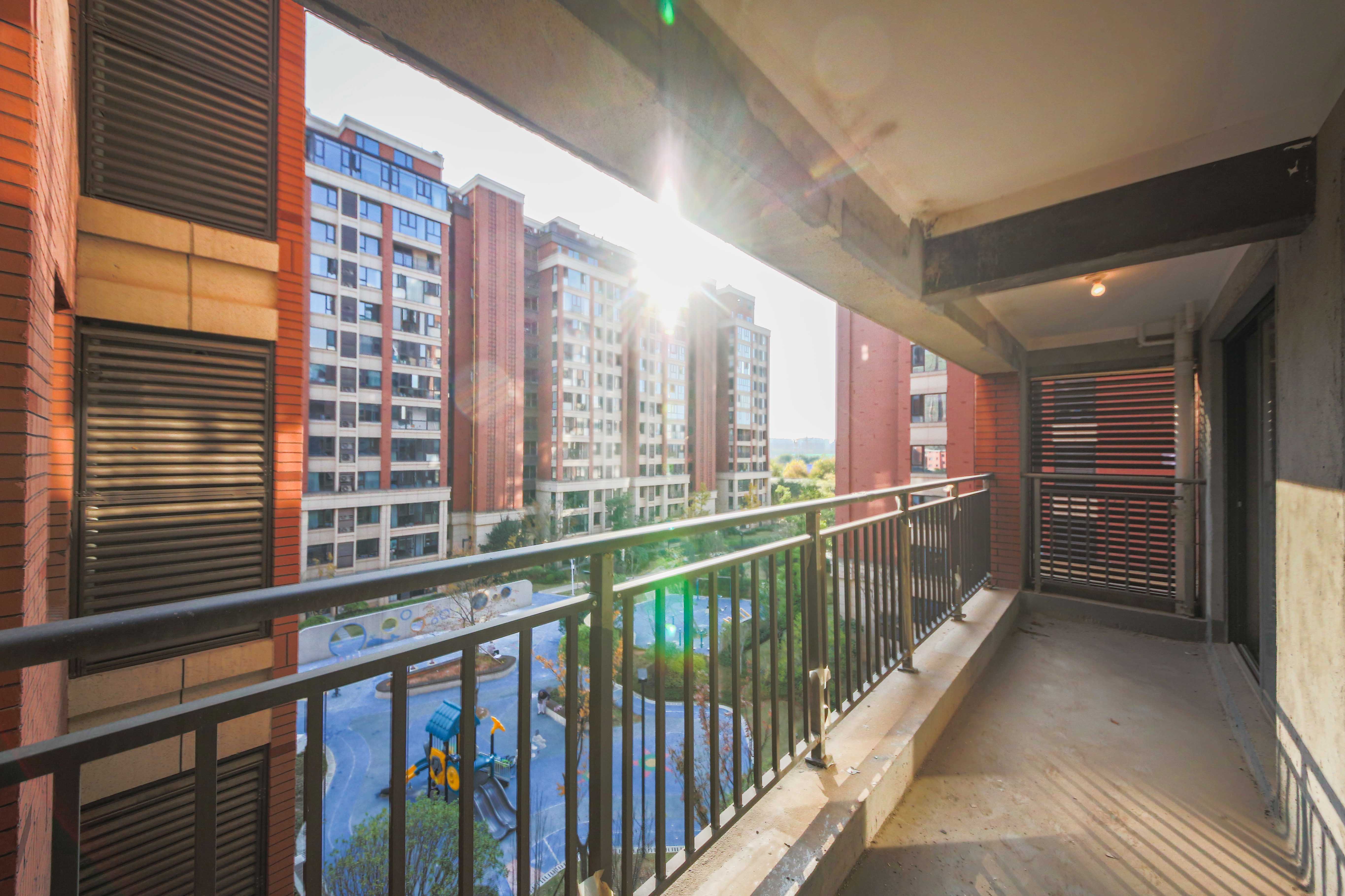 香缇雅苑(鑫远翡丽郡二期) 4室2厅2卫 185.0万 香缇雅苑(鑫远翡丽郡二期) 4室2厅2卫 185.0万阳台