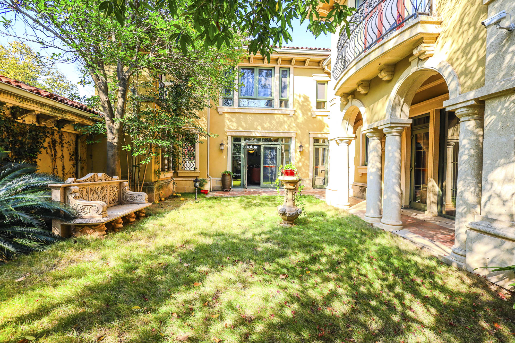 绿城青竹园 8室3厅7卫 1699.0万 绿城青竹园 8室3厅7卫 1699.0万客厅