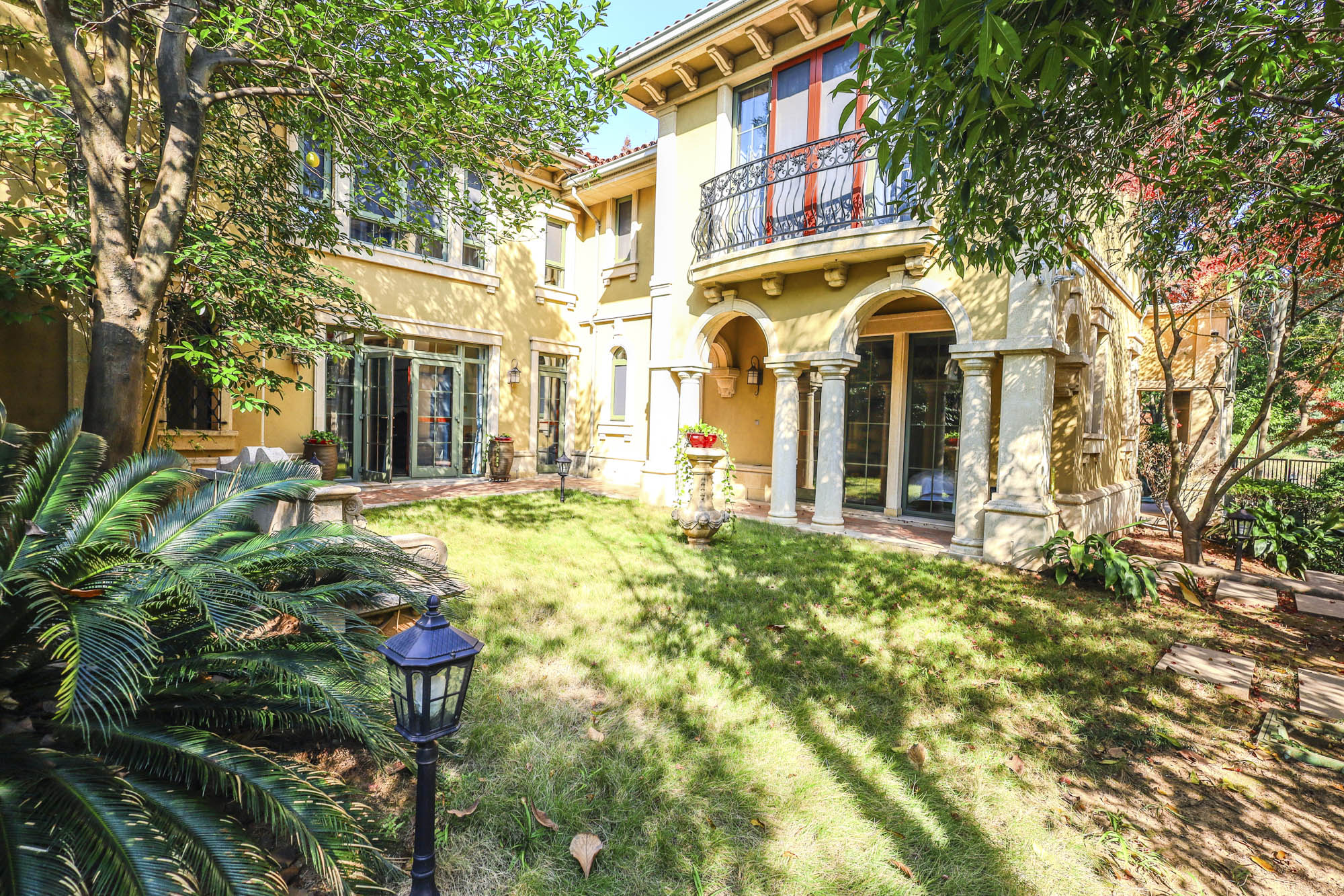 绿城青竹园 8室3厅7卫 1699.0万 绿城青竹园 8室3厅7卫 1699.0万客厅