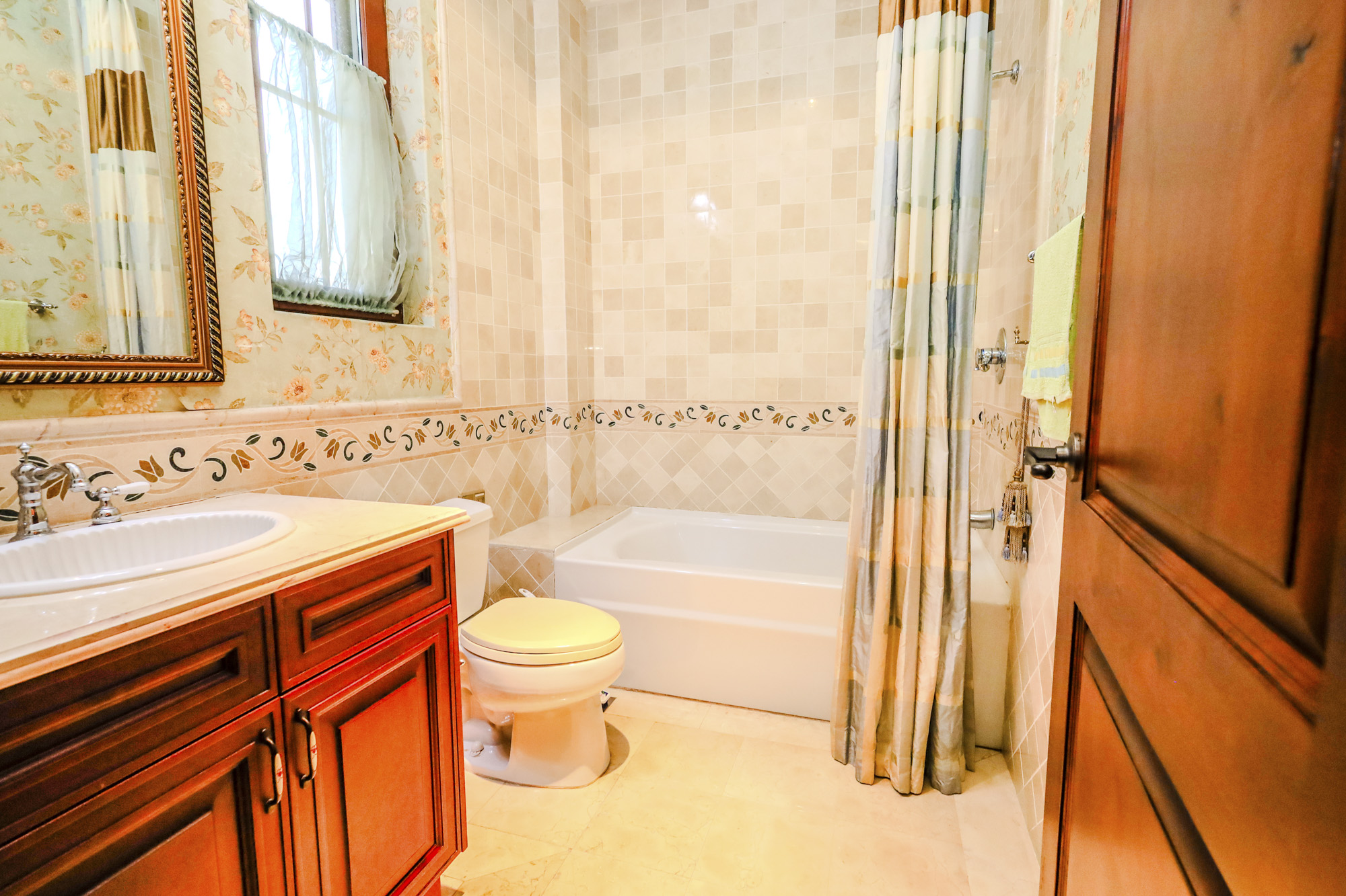 绿城青竹园 8室3厅7卫 1699.0万 绿城青竹园 8室3厅7卫 1699.0万卫生间