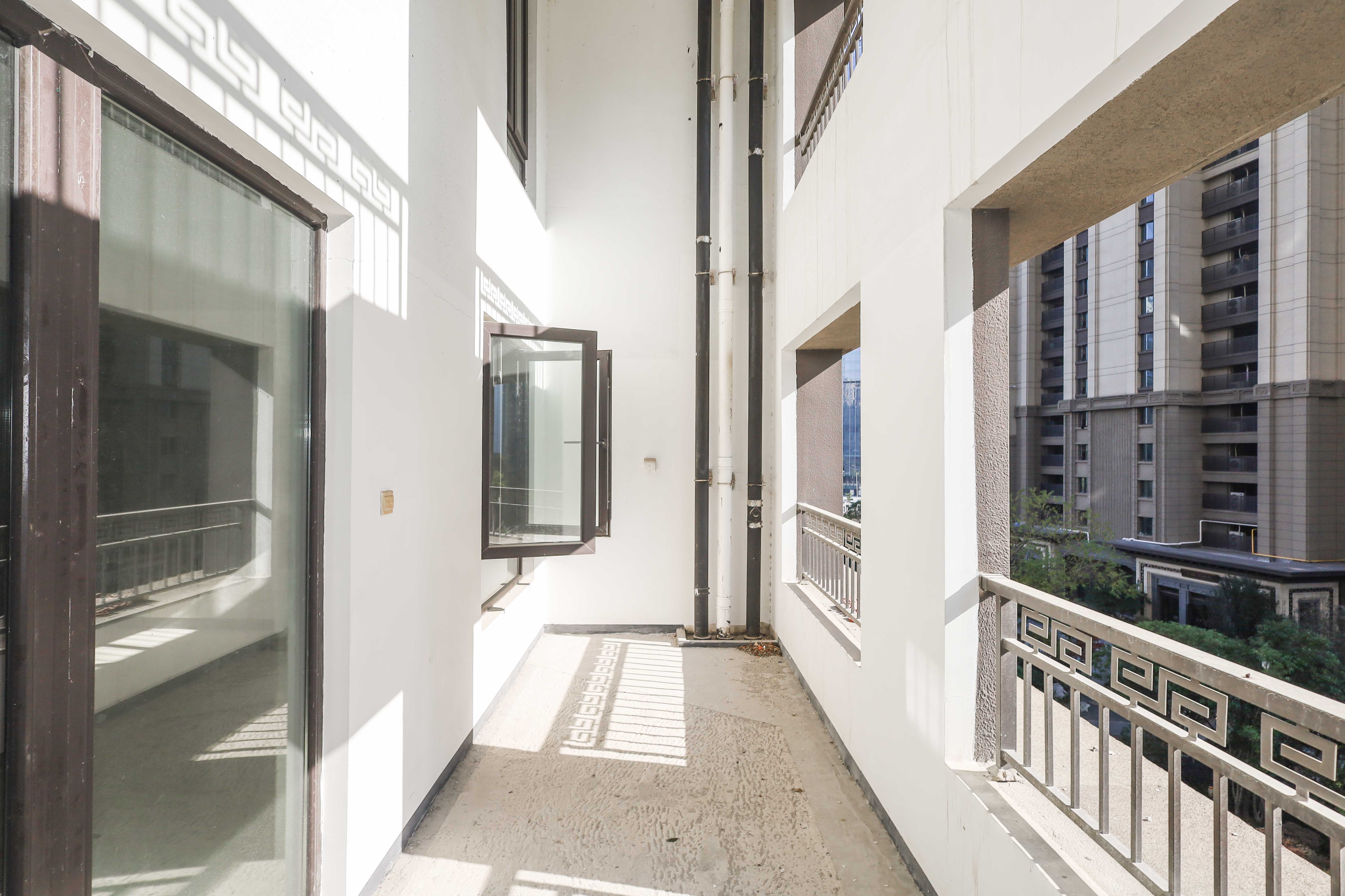 建发央著  4室2厅2卫   238.00万阳台
