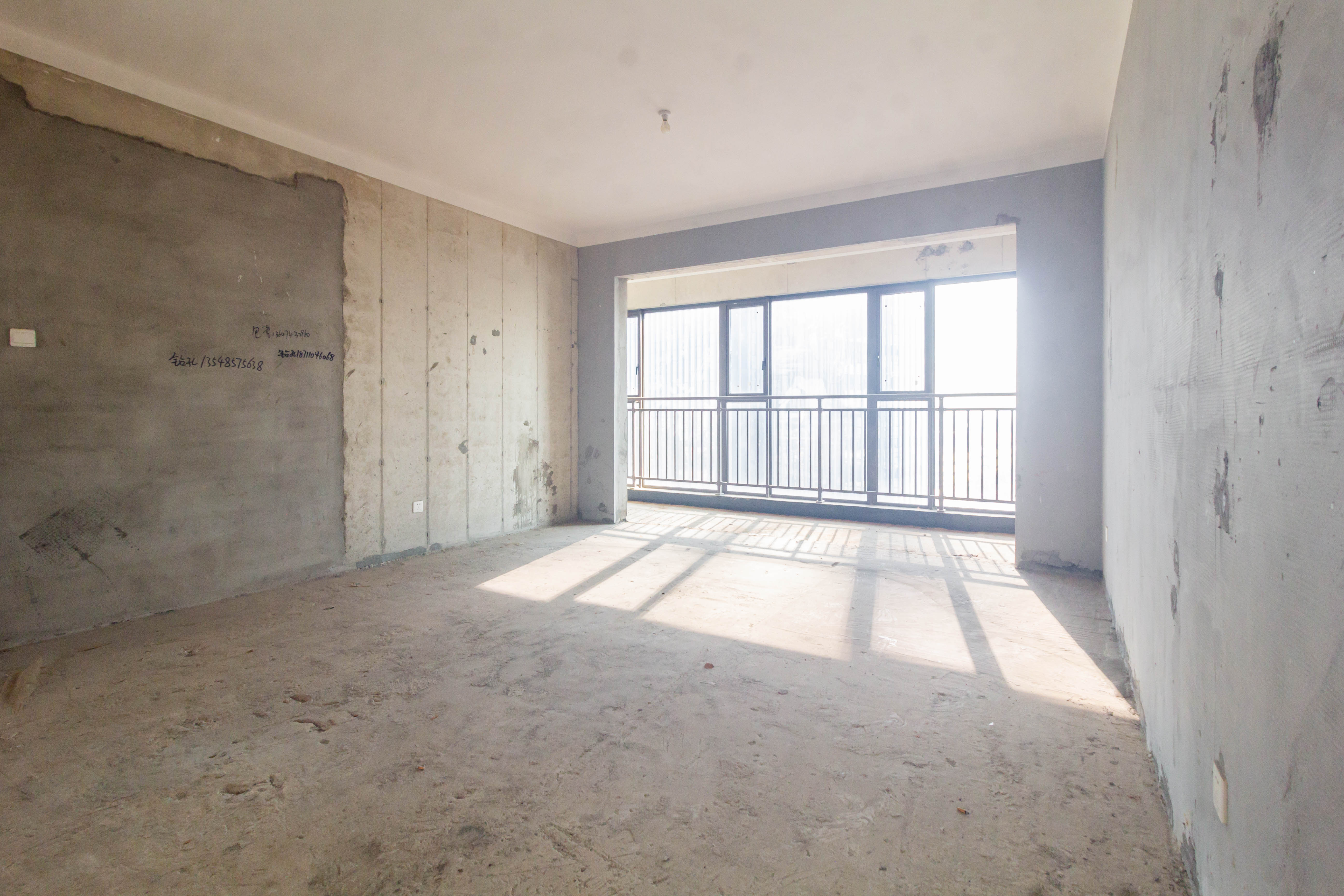 湘域芯城一期 5室2厅3卫 162.0万 湘域芯城一期 5室2厅3卫 162.0万客厅