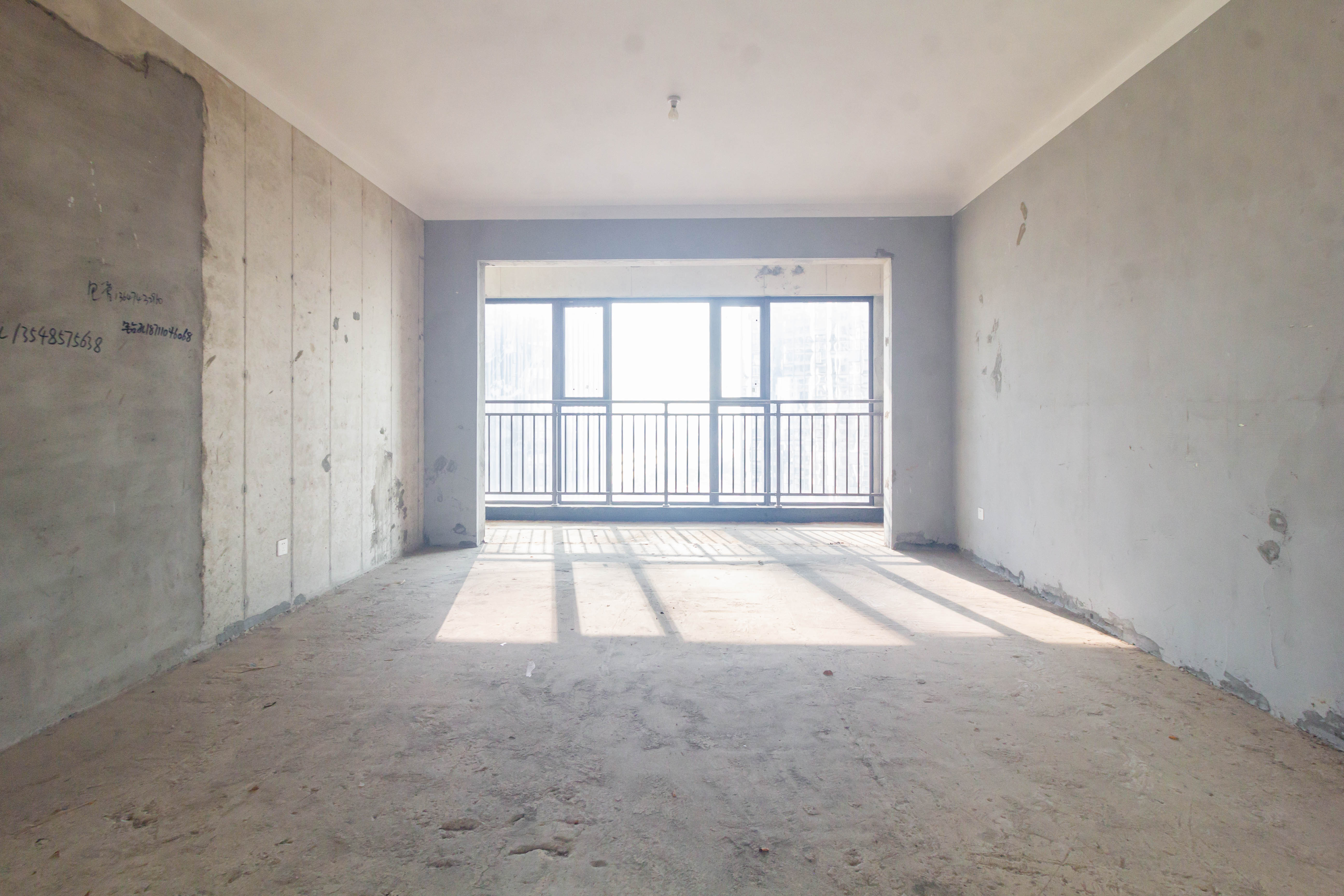 湘域芯城一期 5室2厅3卫 162.0万 湘域芯城一期 5室2厅3卫 162.0万客厅