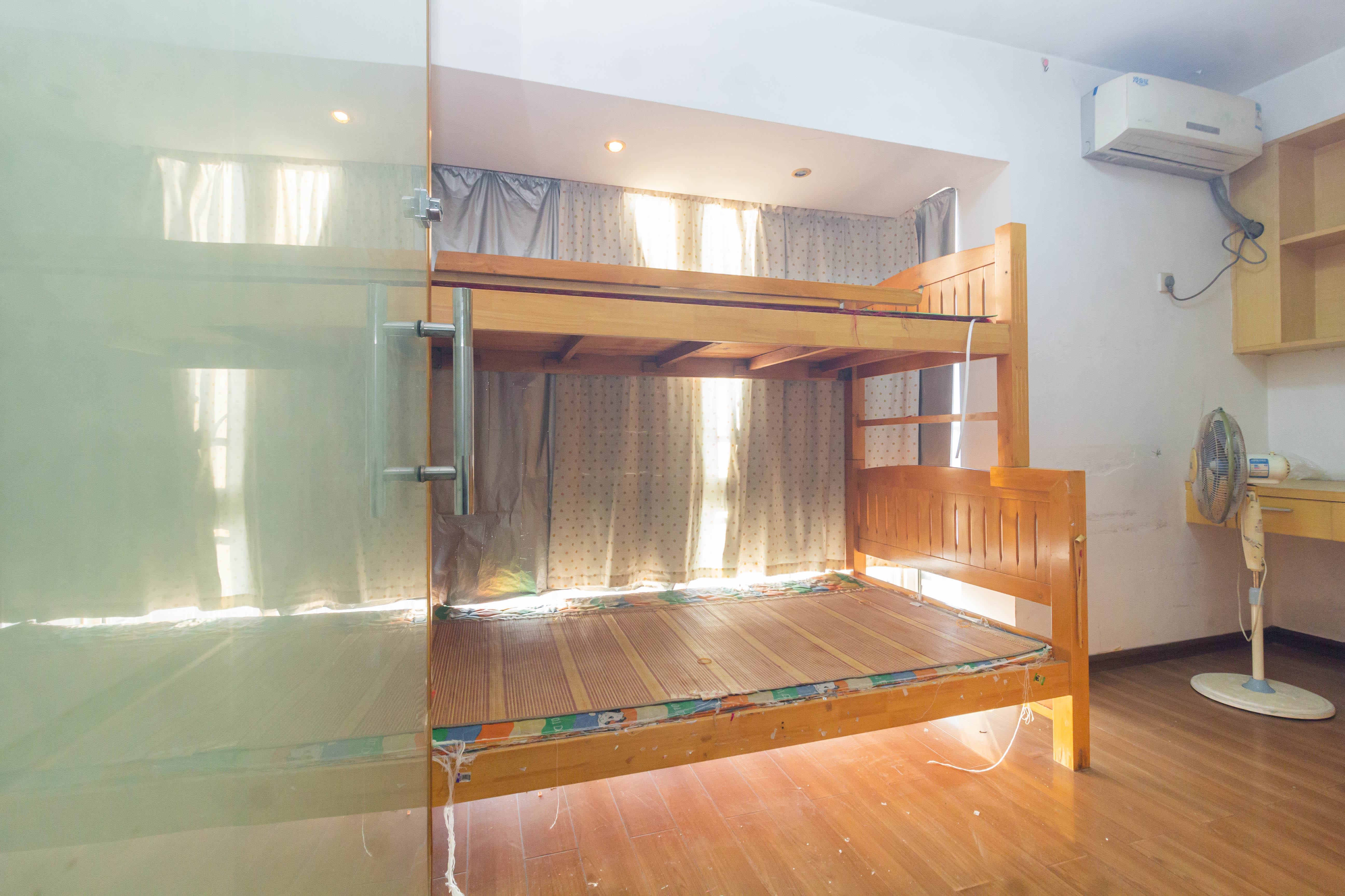 圣力华苑 3室1厅1卫 52.0万 圣力华苑 3室1厅1卫 52.0万卧室