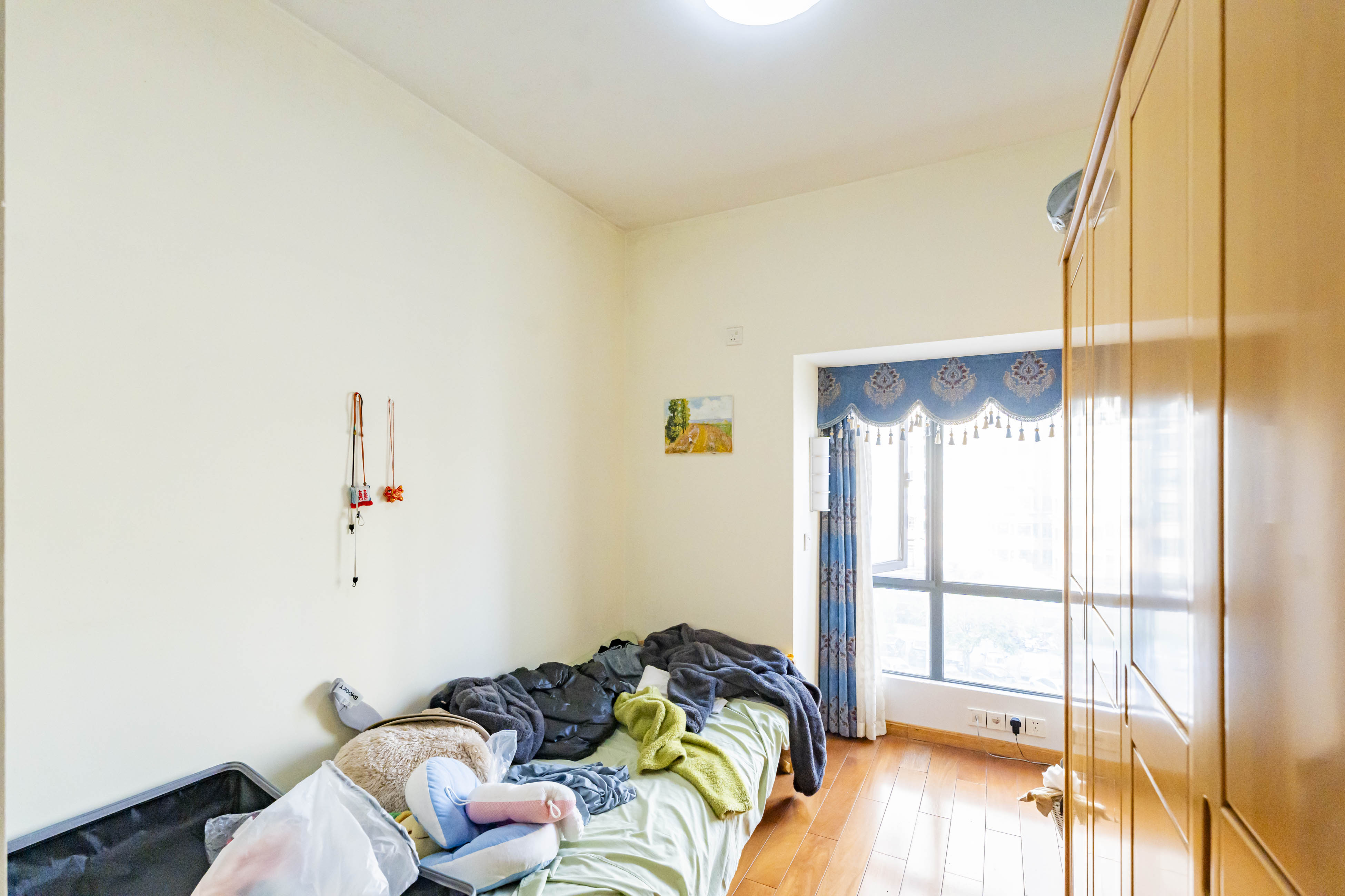 归心苑  4室2厅2卫   136.00万卧室