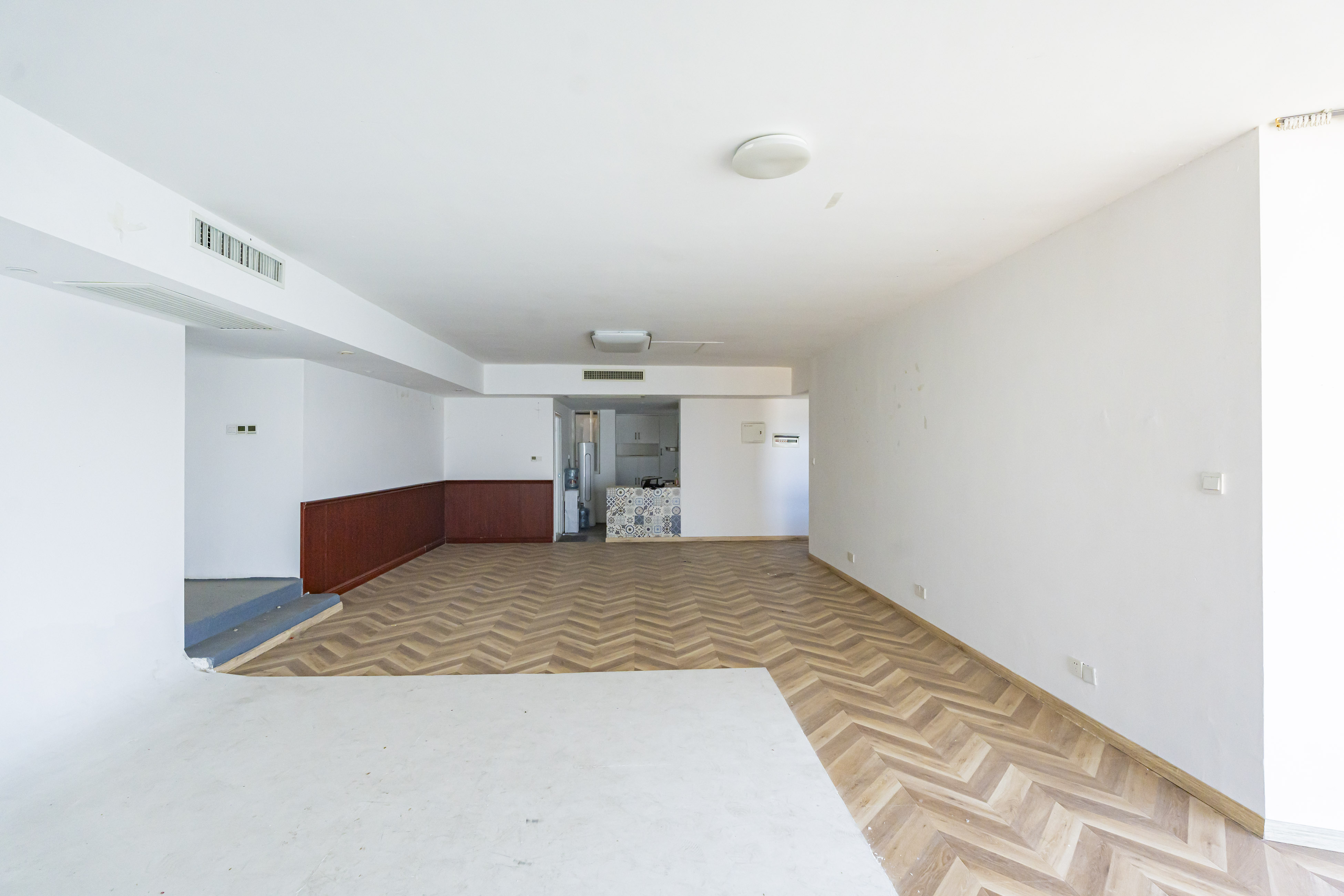 金色屋顶  4室2厅3卫    245.0万 金色屋顶  4室2厅3卫    245.0万客厅