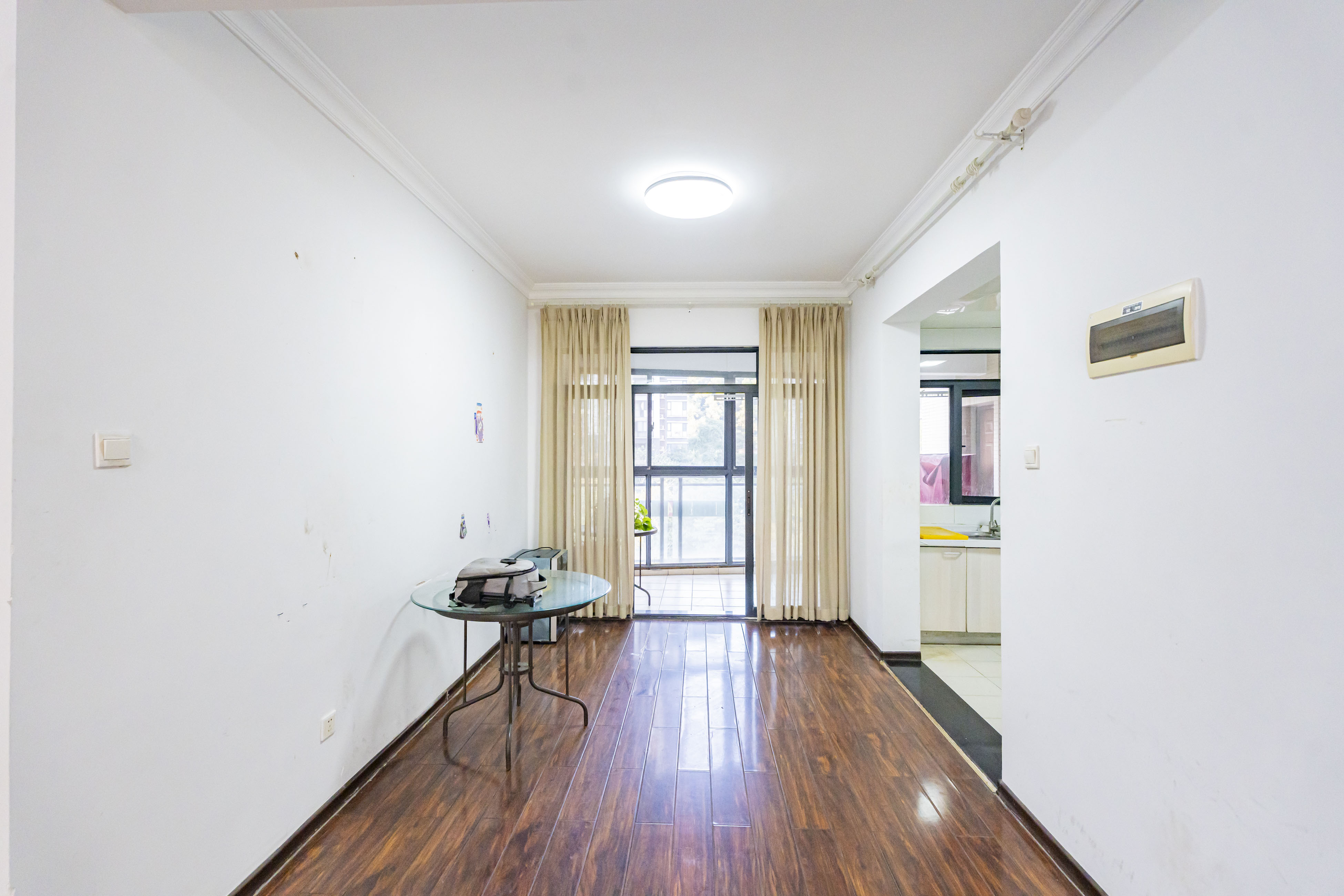 藏珑湖上国际花园  4室2厅1卫    189.0万 藏珑湖上国际花园  4室2厅1卫    189.0万客厅