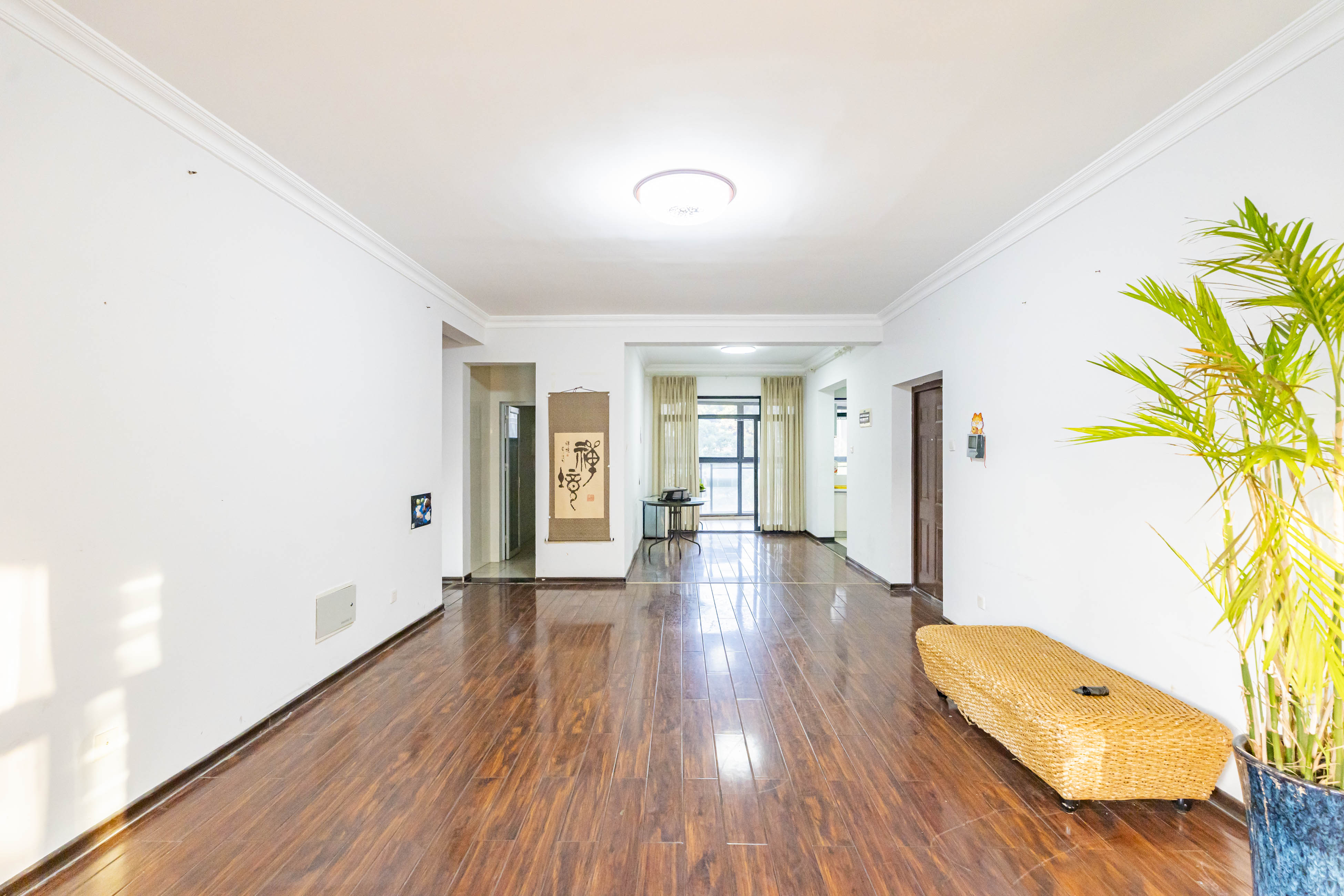 藏珑湖上国际花园  4室2厅1卫    189.0万 藏珑湖上国际花园  4室2厅1卫    189.0万客厅