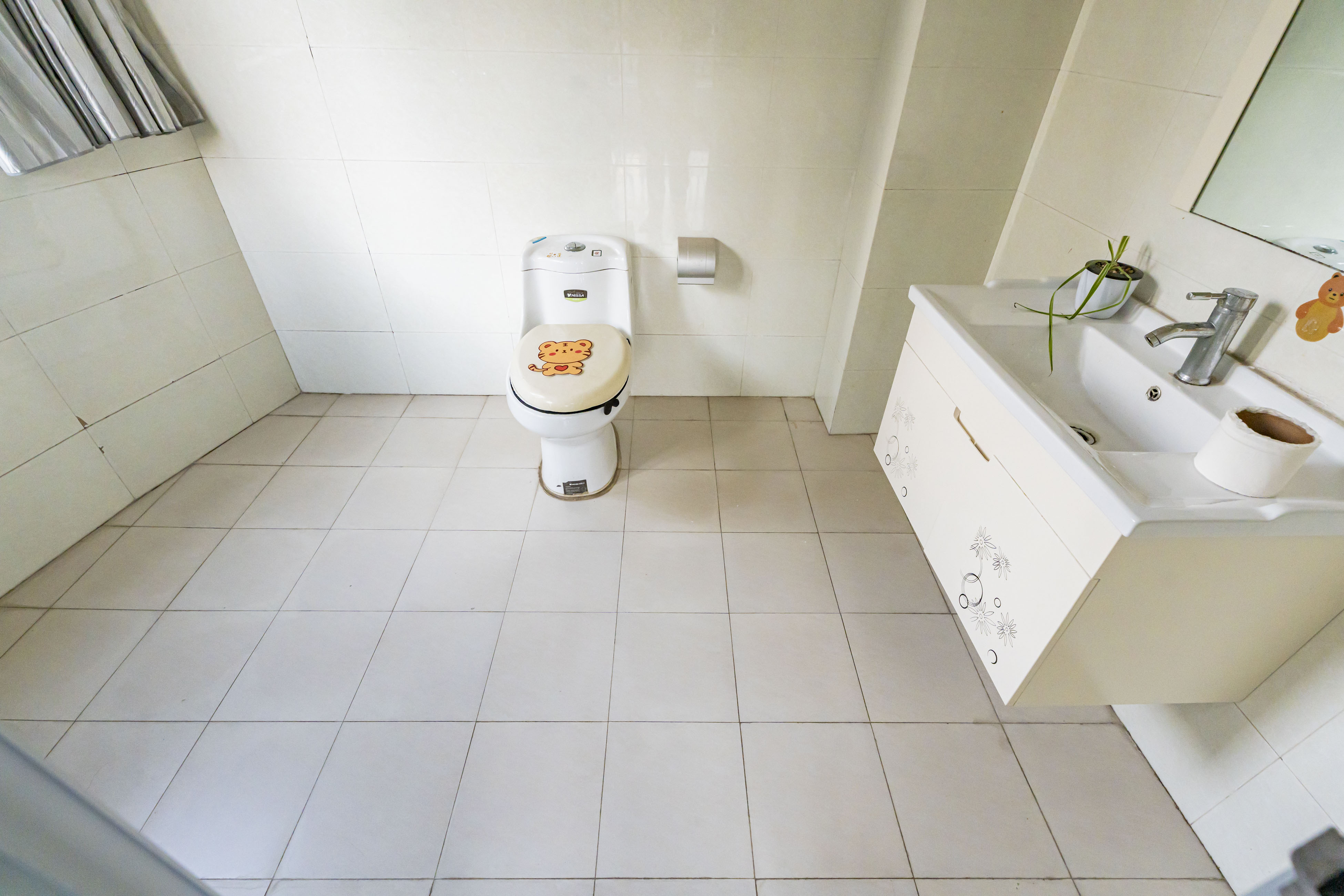 藏珑湖上国际花园  4室2厅1卫    189.0万 藏珑湖上国际花园  4室2厅1卫    189.0万卫生间