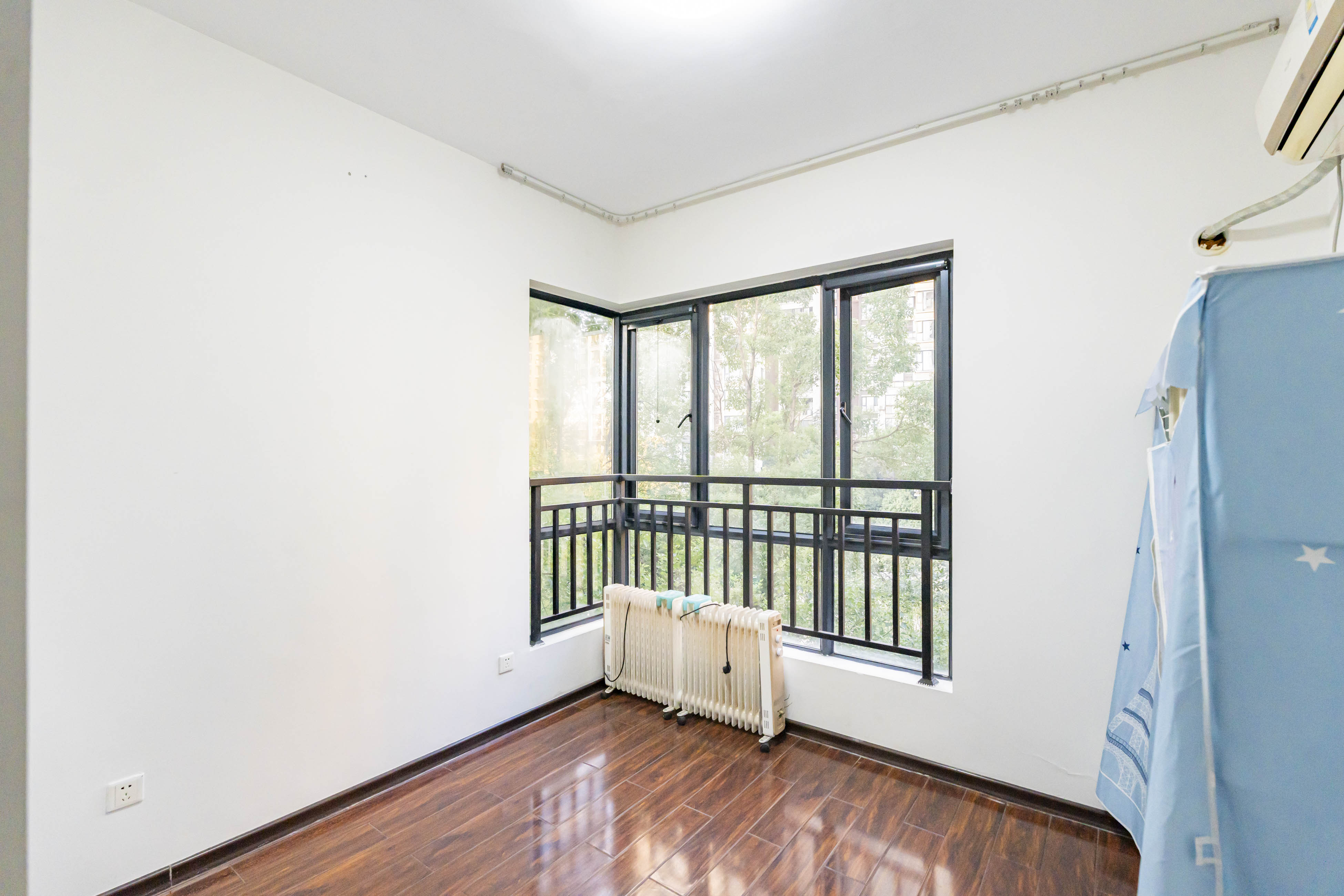 藏珑湖上国际花园  4室2厅1卫    189.0万 藏珑湖上国际花园  4室2厅1卫    189.0万卧室