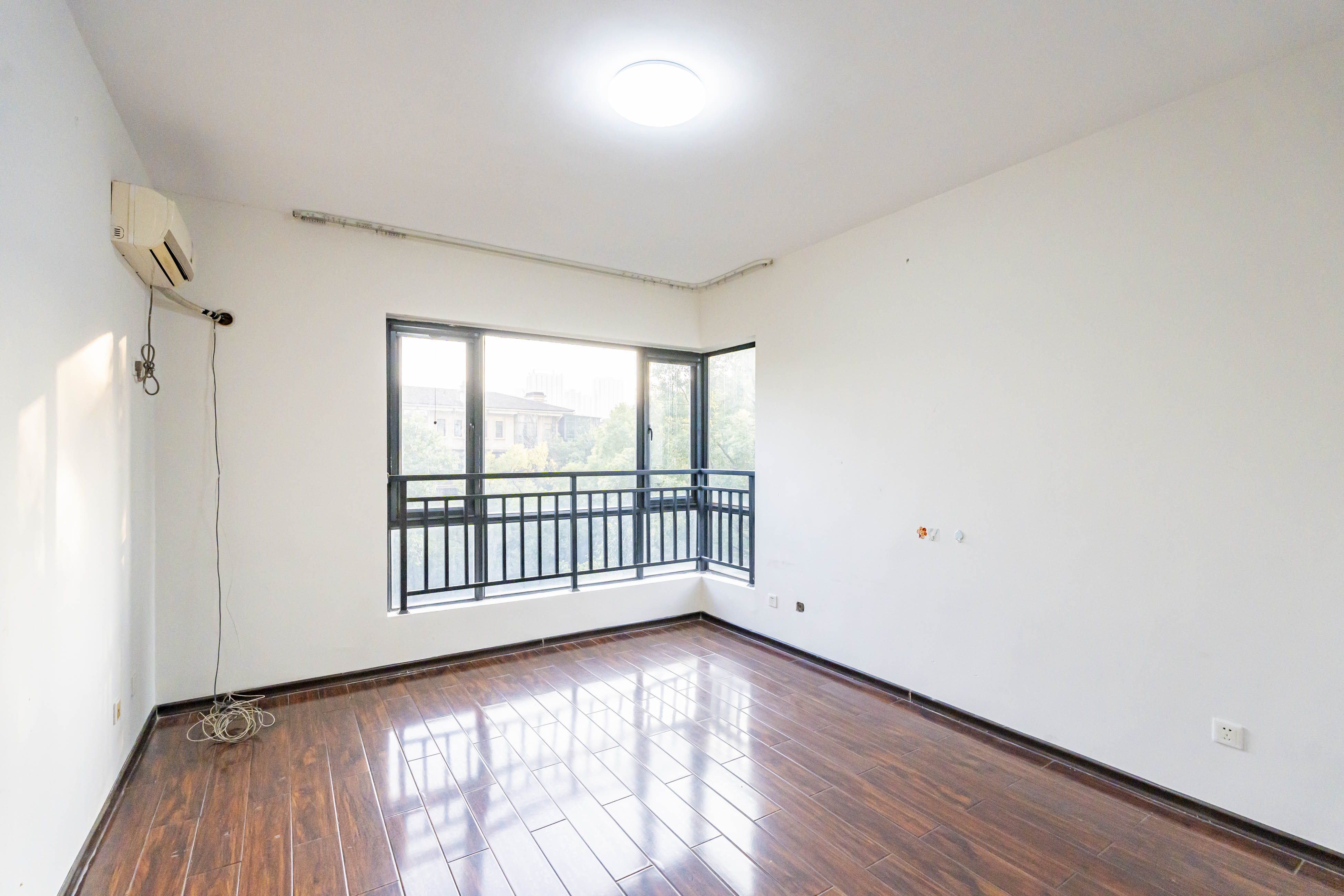 藏珑湖上国际花园  4室2厅1卫    189.0万 藏珑湖上国际花园  4室2厅1卫    189.0万卧室