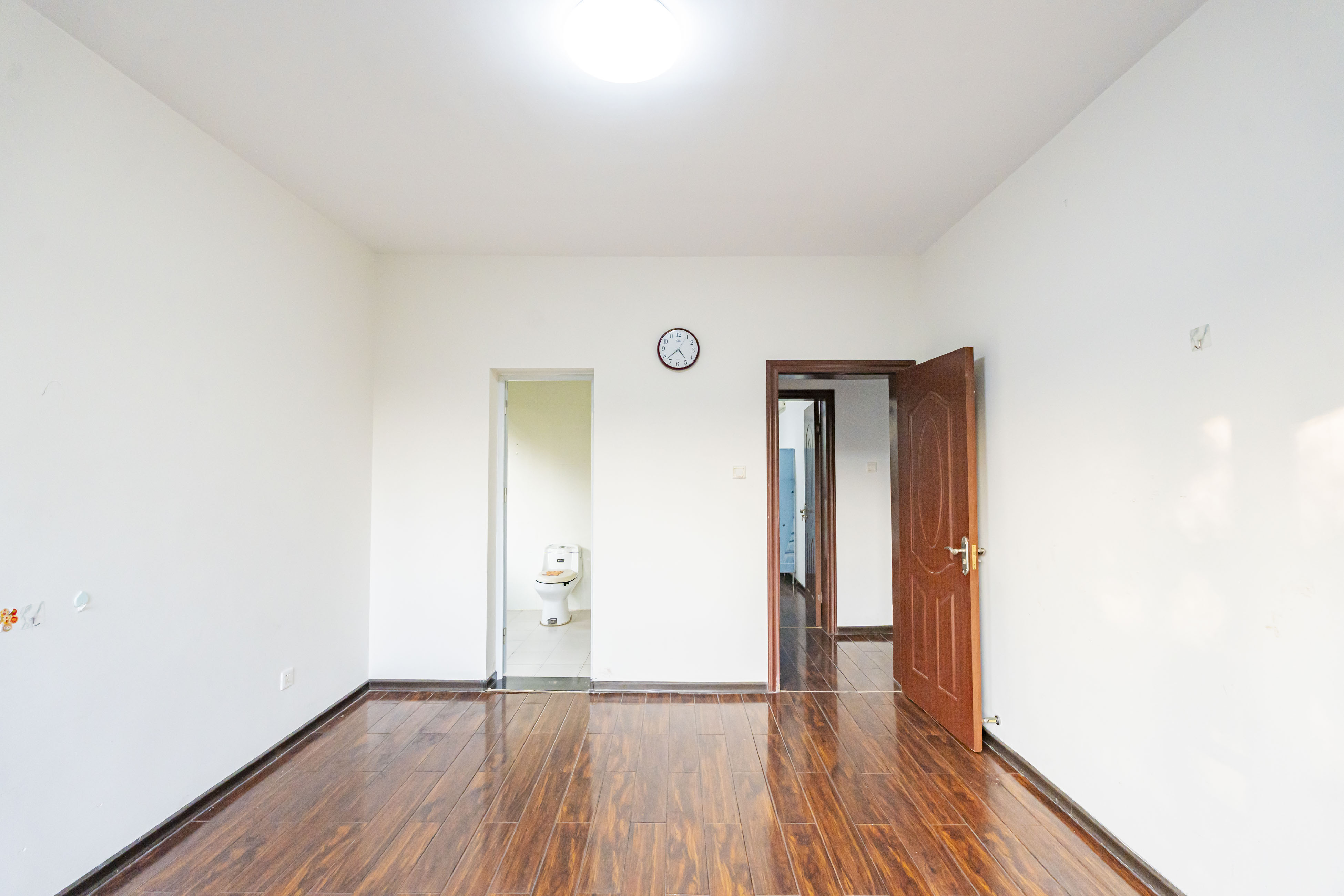 藏珑湖上国际花园  4室2厅1卫    189.0万 藏珑湖上国际花园  4室2厅1卫    189.0万卧室